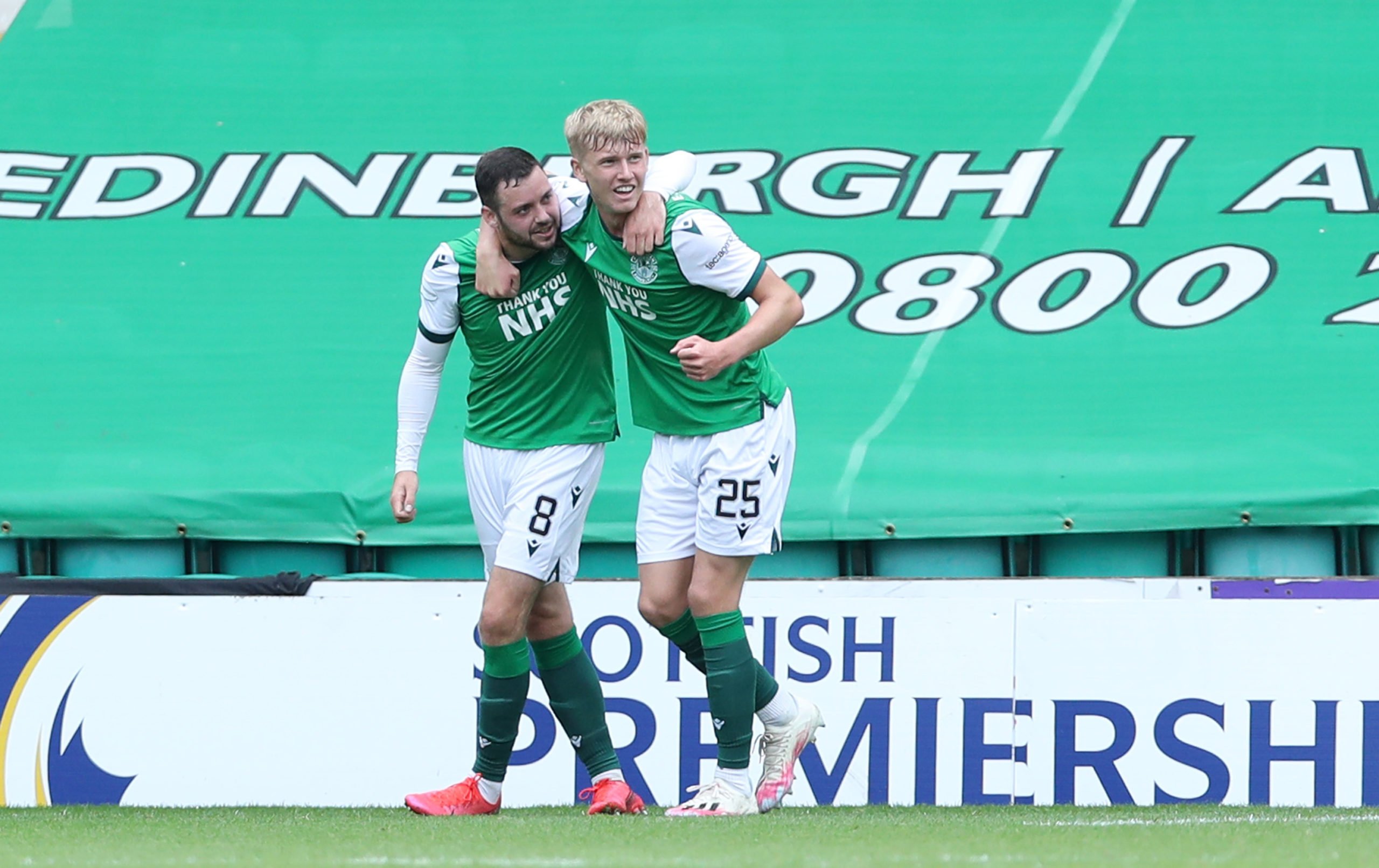 EDINBURGH, SCOTLAND - SEPTEMBER 20: Drey Wright of Hibernian FC celebrates with teammate Josh Doig after scoring his team's first goal during the Scottish Premiership match between Hibernian and Rangers at Easter Road on September 20, 2020 in Edinburgh, Scotland. (Photo by Ian MacNicol/Getty Images)