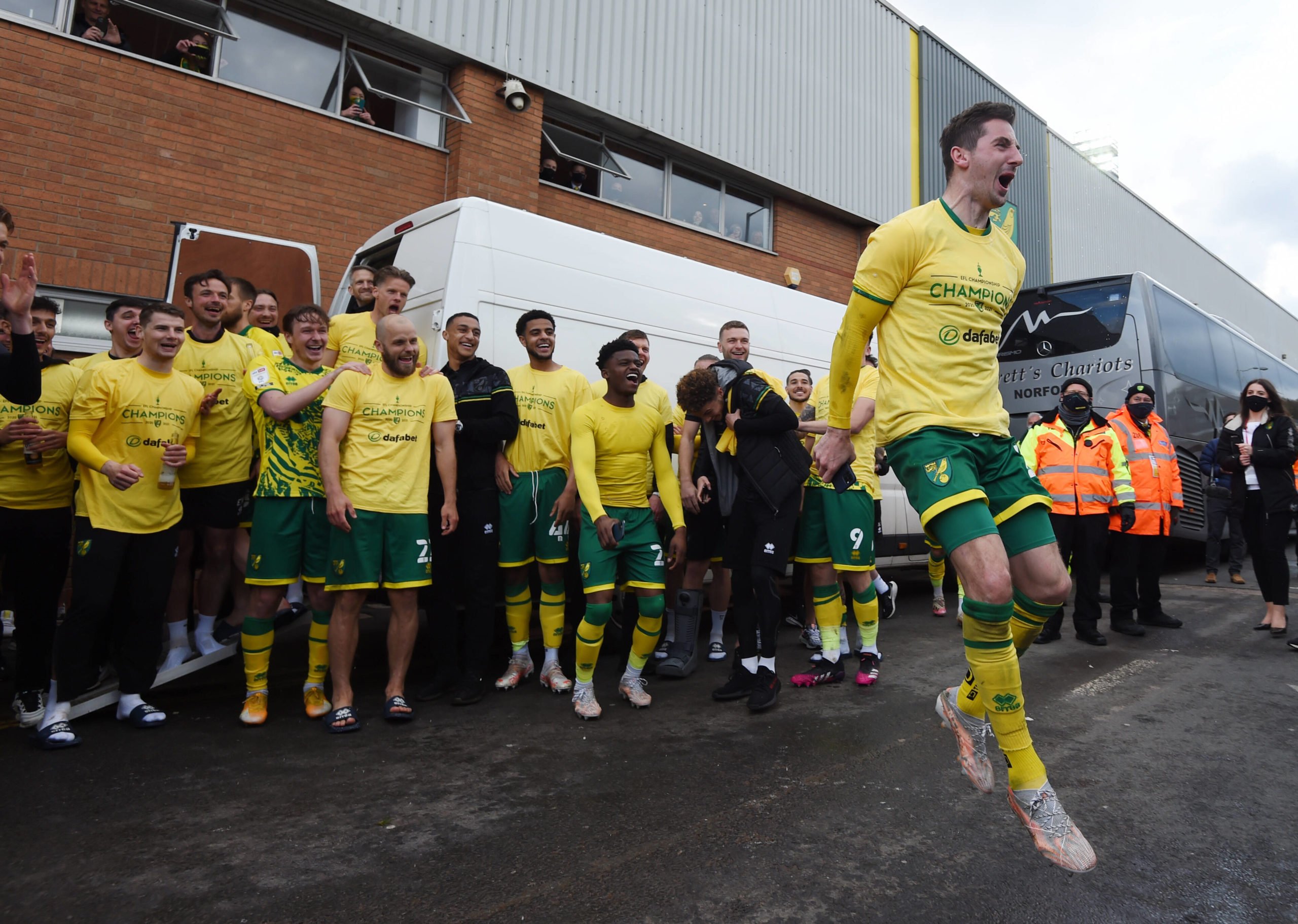 Fußball, Norwich City bejubelt 1. Platz in der Sky Bet Championship  Norwich City v Reading - Sky Bet Championship - Carrow Road Norwich City s Kenny McLean and players celebrate outside with fans after being crowned champions during the Sky Bet Championship match at Carrow Road, Norwich. Issue date: Saturday May 1, 2021. EDITORIAL USE ONLY No use with unauthorised audio, video, data, fixture lists, club/league logos or live services. Online in-match use limited to 120 images, no video emulation. No use in betting, games or single club/league/player publications. PUBLICATIONxINxGERxSUIxAUTxONLY Copyright: xJoexGiddensx 59512065