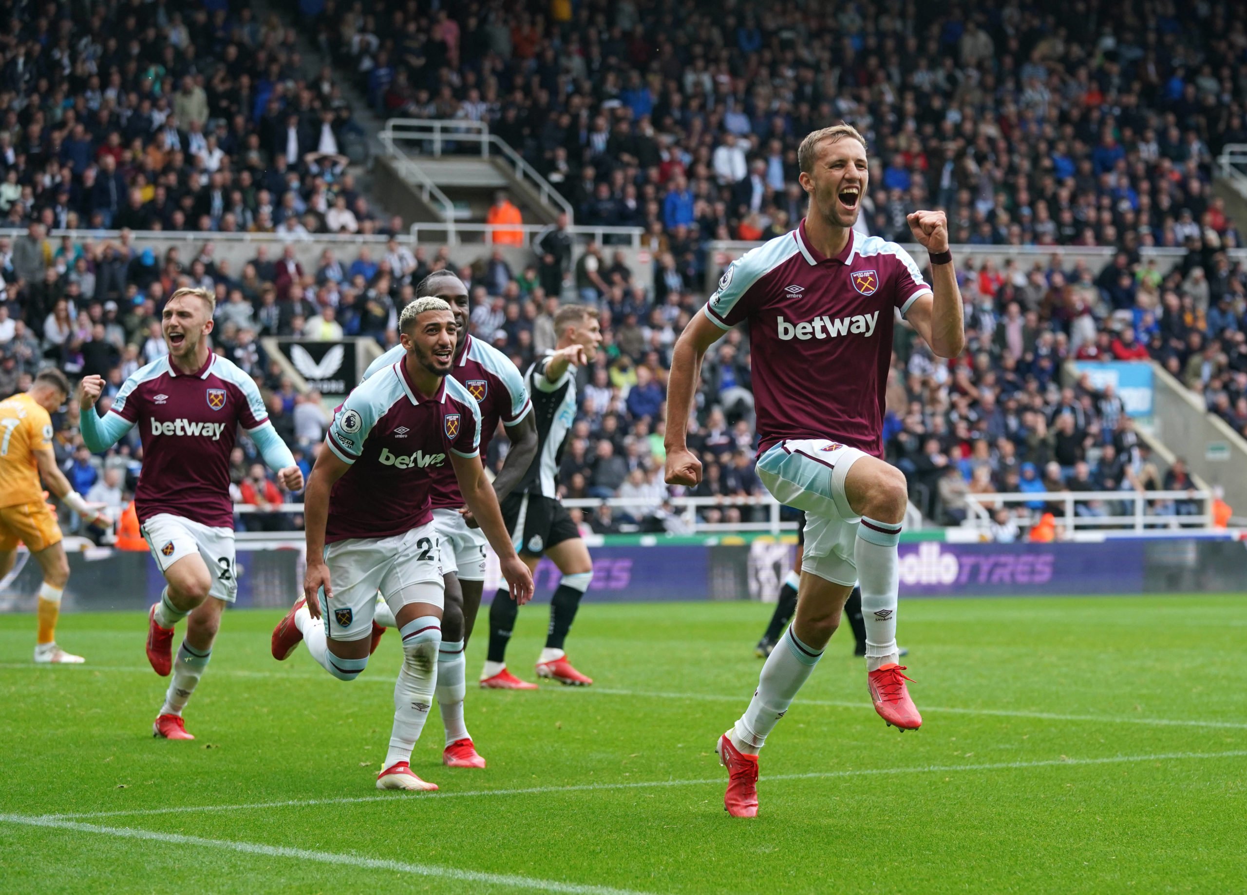West Ham United Predicted Lineup Vs Southampton (West Ham players are celebrating in the picture)