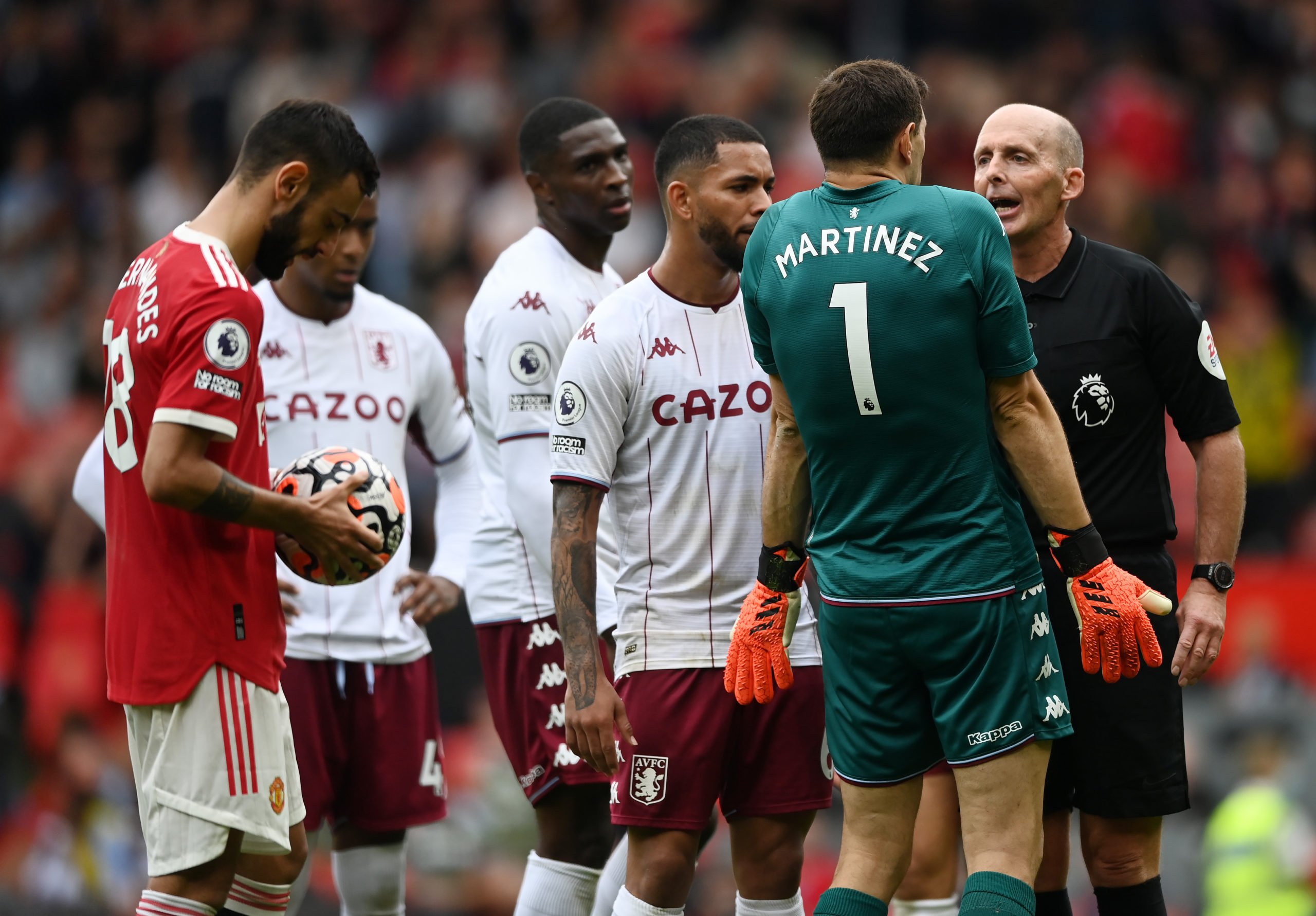 MANCHESTER, ENGLAND - SEPTEMBER 25: Referee Mike Dean speaks to Emiliano Martinez of Aston Villa  during the Premier League match between Manchester United and Aston Villa at Old Trafford on September 25, 2021 in Manchester, England. (Photo by Gareth Copley/Getty Images)
The 4th Official uses images provided by the following image agency: Getty Images (https://www.gettyimages.de/) and Imago Images (https://www.imago-images.de/)