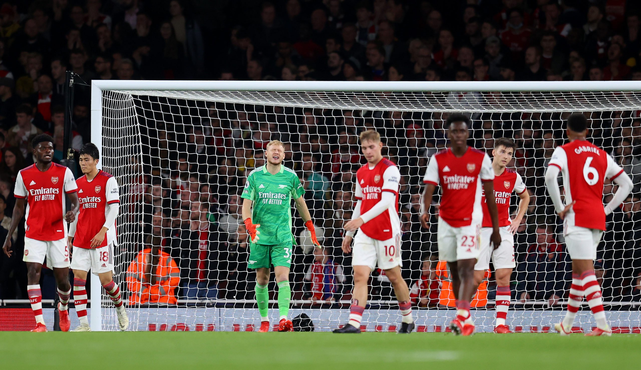 LONDON, ENGLAND - OCTOBER 18:  Aaron Ramsdale of Arsenal and his teammates look dejected after conceding their 2nd goal during the Premier League match between Arsenal and Crystal Palace at Emirates Stadium on October 18, 2021 in London, England. (Photo by Catherine Ivill/Getty Images)