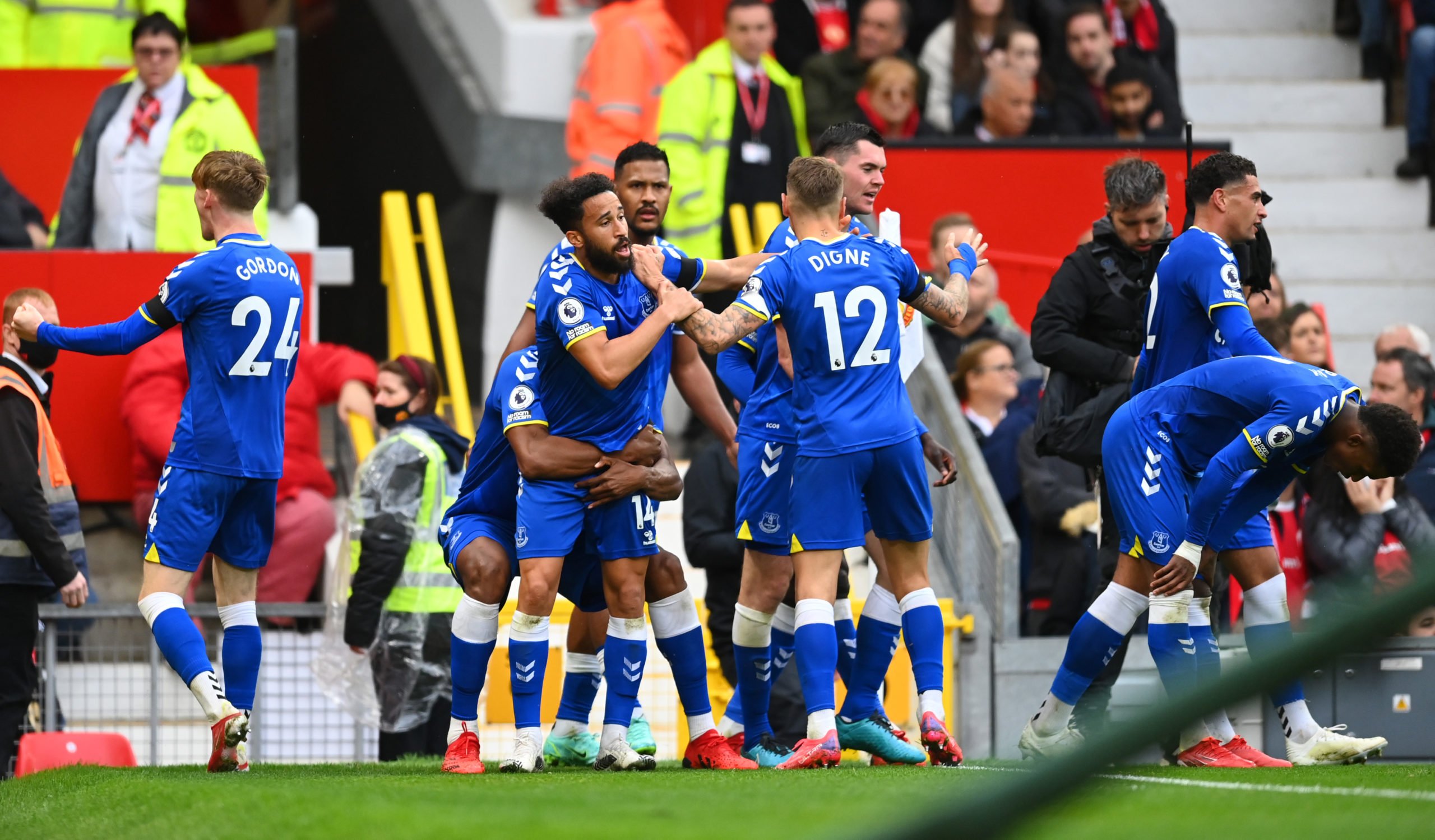 Everton player ratings vs Manchester United (Everton players are celebrating in the photo)
