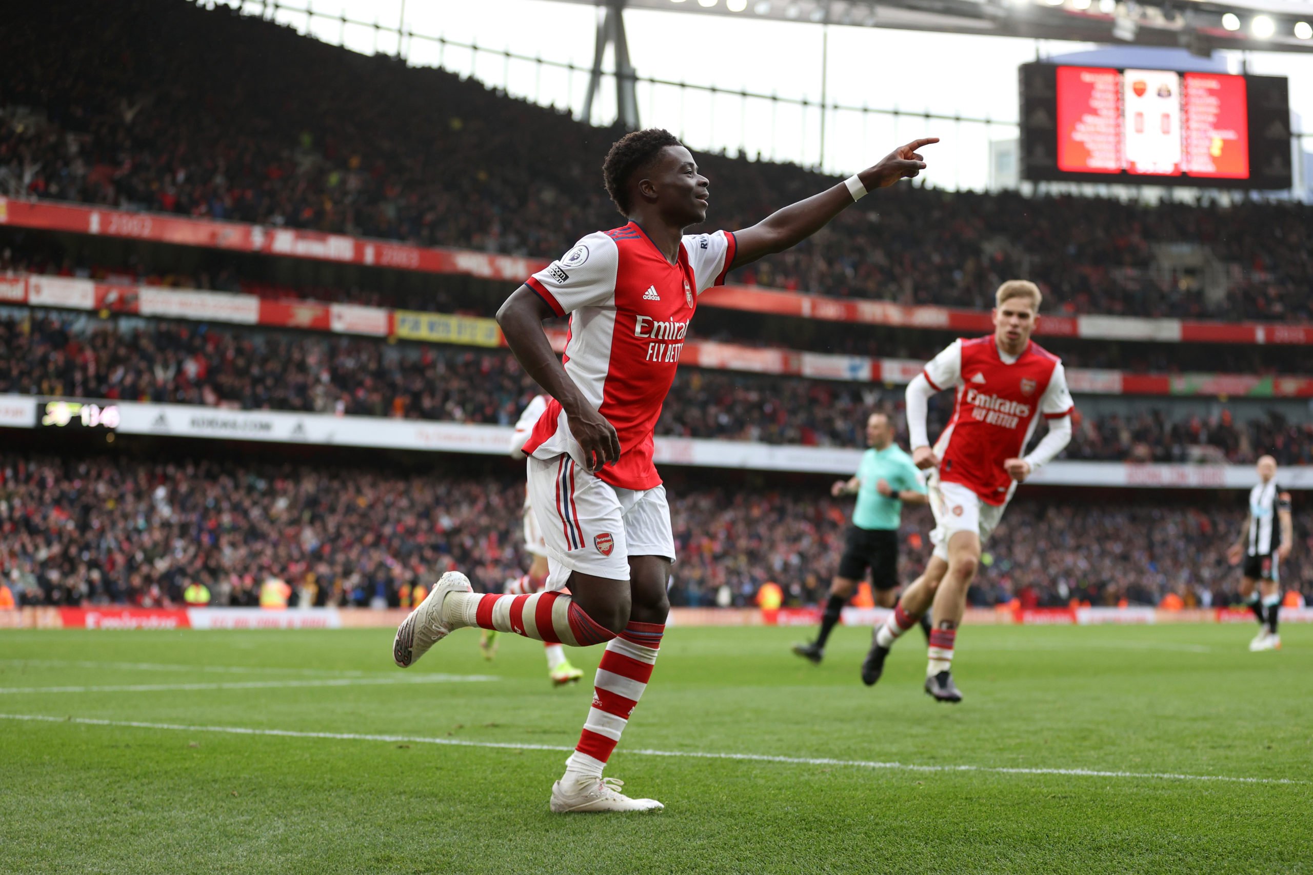 LONDON, ENGLAND - NOVEMBER 27: Bukayo Saka of Arsenal celebrates after scoring their team's first goal during the Premier League match between Arsenal and Newcastle United at Emirates Stadium on November 27, 2021 in London, England. (Photo by Richard Heathcote/Getty Images)The 4th Official uses images provided by the following image agency: Getty Images (https://www.gettyimages.de/) Imago Images (https://www.imago-images.de/)