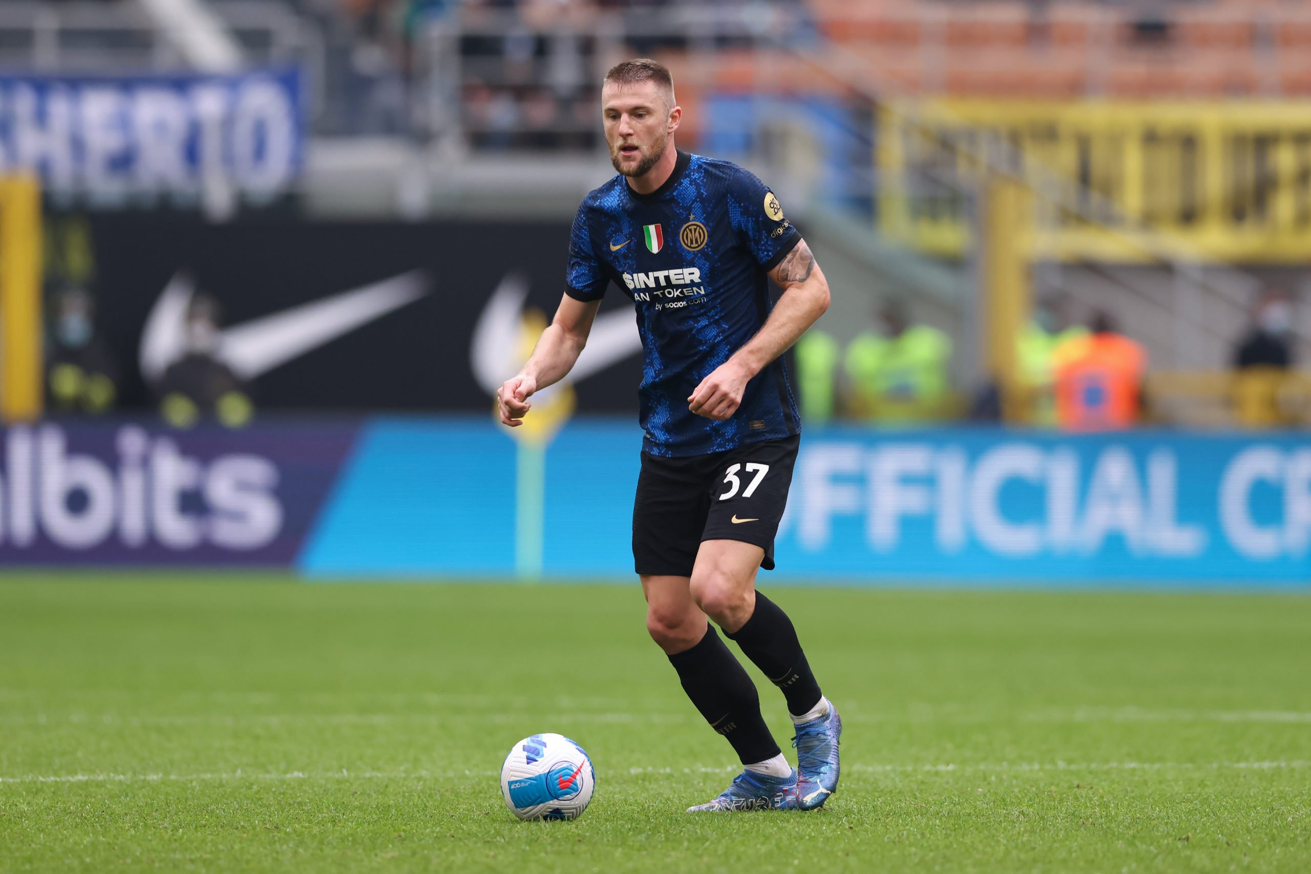MILAN, ITALY - OCTOBER 31: Milan Skriniar of FC Internazionale during the Serie A match between FC Internazionale and Udinese Calcio at Stadio Giuseppe Meazza on October 31, 2021 in Milan, Italy. (Photo by Jonathan Moscrop/Getty Images)The 4th Official uses images provided by the following image agency: Getty Images (https://www.gettyimages.de/) Imago Images (https://www.imago-images.de/)