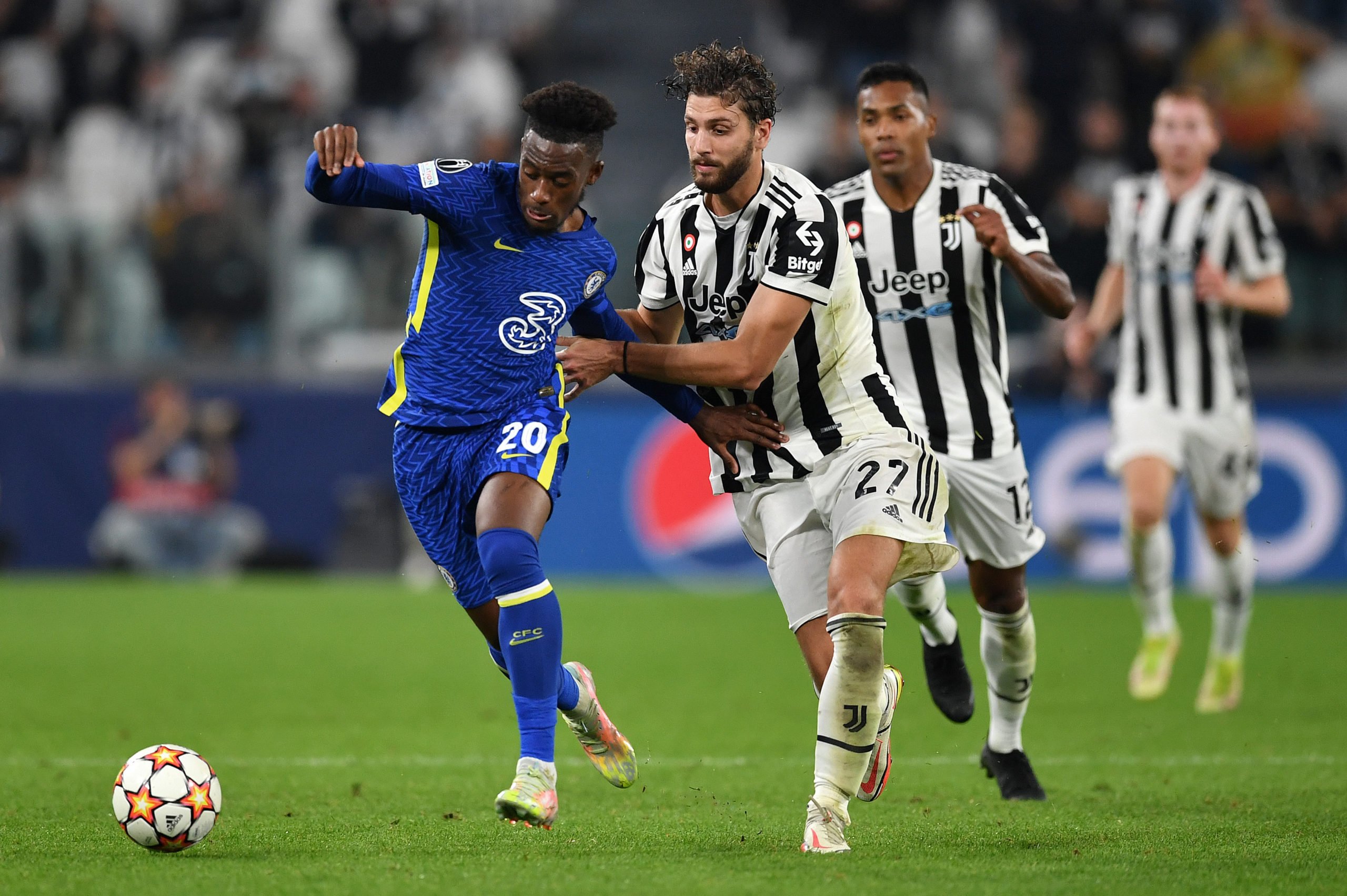 TURIN, ITALY - SEPTEMBER 29: Callum Hudson-Odoi of Chelsea battles for possession with Manuel Locatelli of Juventus during the UEFA Champions League group H match between Juventus and Chelsea FC at the Juventus Stadium on September 29, 2021 in Turin, Italy. (Photo by Valerio Pennicino/Getty Images)The 4th Official uses images provided by the following image agency: Getty Images (https://www.gettyimages.de/) Imago Images (https://www.imago-images.de/) (Photo by Clive Rose/Getty Images)