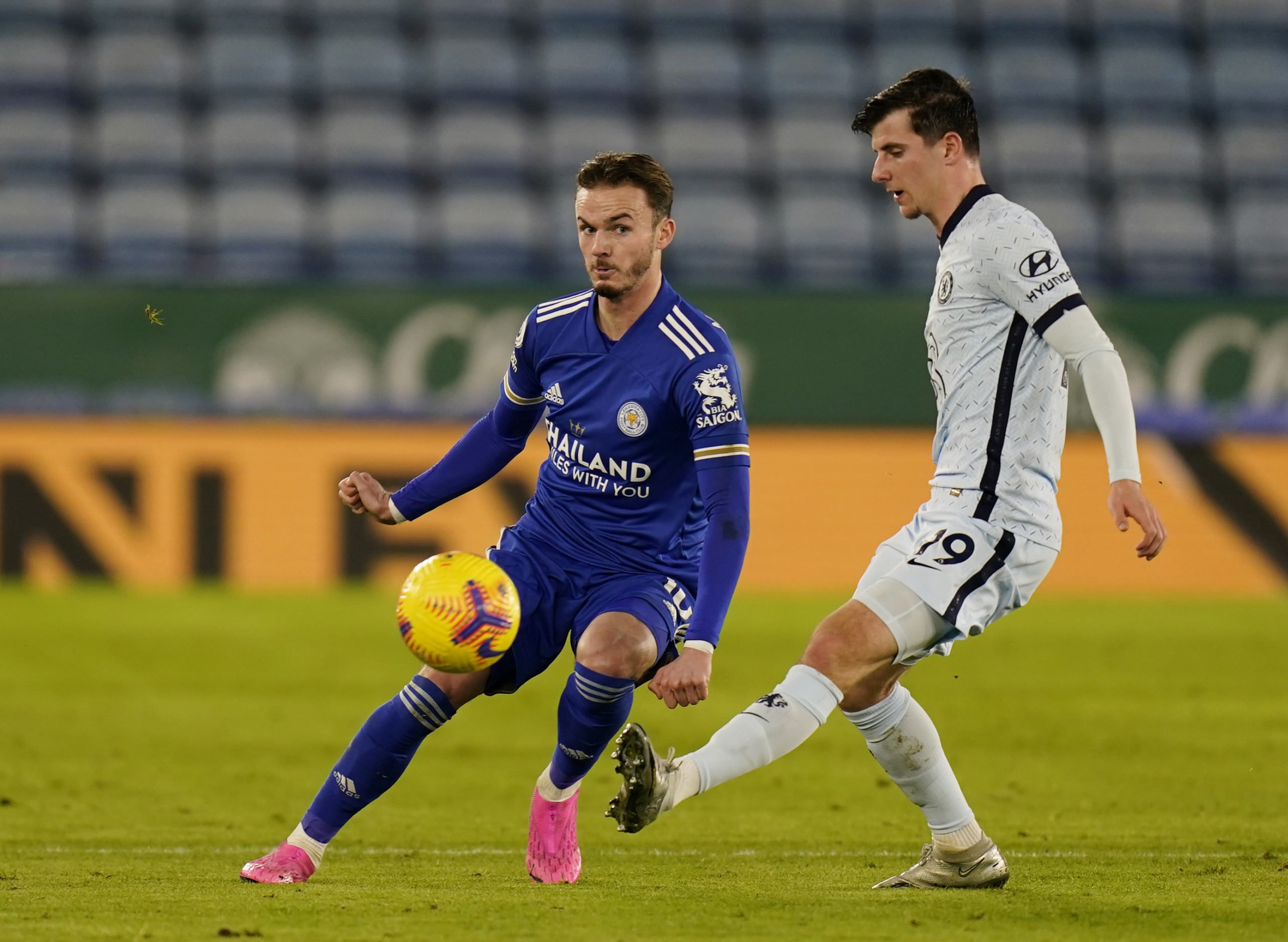 LEICESTER, ENGLAND - JANUARY 19: James Maddison of Leicester City looks to break past Mason Mount of Chelsea during the Premier League match between Leicester City and Chelsea at The King Power Stadium on January 19, 2021 in Leicester, England. Sporting stadiums around the UK remain under strict restrictions due to the Coronavirus Pandemic as Government social distancing laws prohibit fans inside venues resulting in games being played behind closed doors. (Photo by Tim Keeton - Pool/Getty Images)The 4th Official uses images provided by the following image agency: Getty Images (https://www.gettyimages.de/) Imago Images (https://www.imago-images.de/)