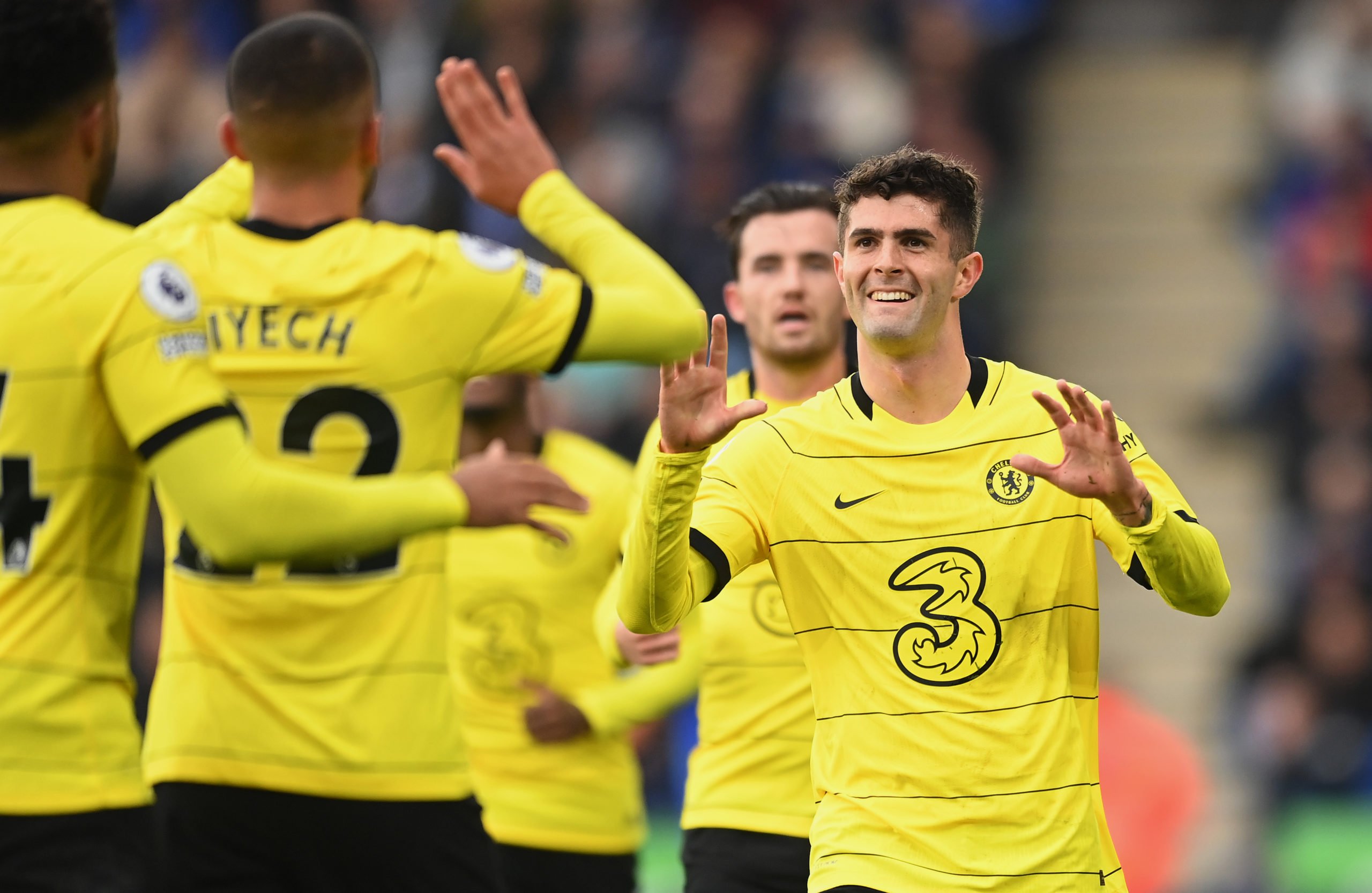 LEICESTER, ENGLAND - NOVEMBER 20: Christian Pulisic of Chelsea celebrates with teammates after scoring their team's third goal during the Premier League match between Leicester City and Chelsea at The King Power Stadium on November 20, 2021 in Leicester, England. (Photo by Michael Regan/Getty Images)The 4th Official uses images provided by the following image agency:
Getty Images (https://www.gettyimages.de/)
Imago Images (https://www.imago-images.de/)