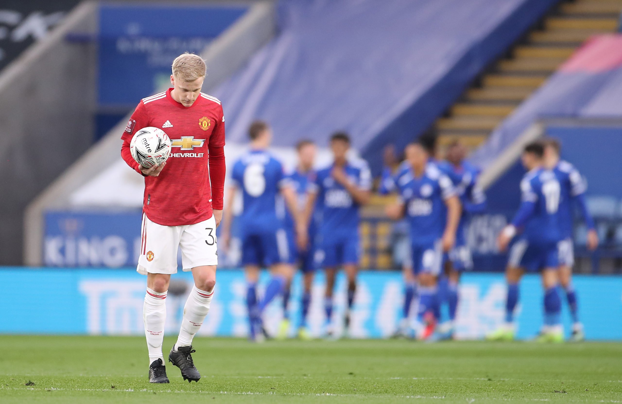 LEICESTER, ENGLAND - MARCH 21: Donny van de Beek of Manchester United looks dejected after conceding his side's first goal during the Emirates FA Cup Quarter Final  match between Leicester City and Manchester United at The King Power Stadium on March 21, 2021 in Leicester, England. Sporting stadiums around the UK remain under strict restrictions due to the Coronavirus Pandemic as Government social distancing laws prohibit fans inside venues resulting in games being played behind closed doors.  (Photo by Alex Pantling/Getty Images)The 4th Official uses images provided by the following image agency: Getty Images (https://www.gettyimages.de/) and Imago Images (https://www.imago-images.de/)