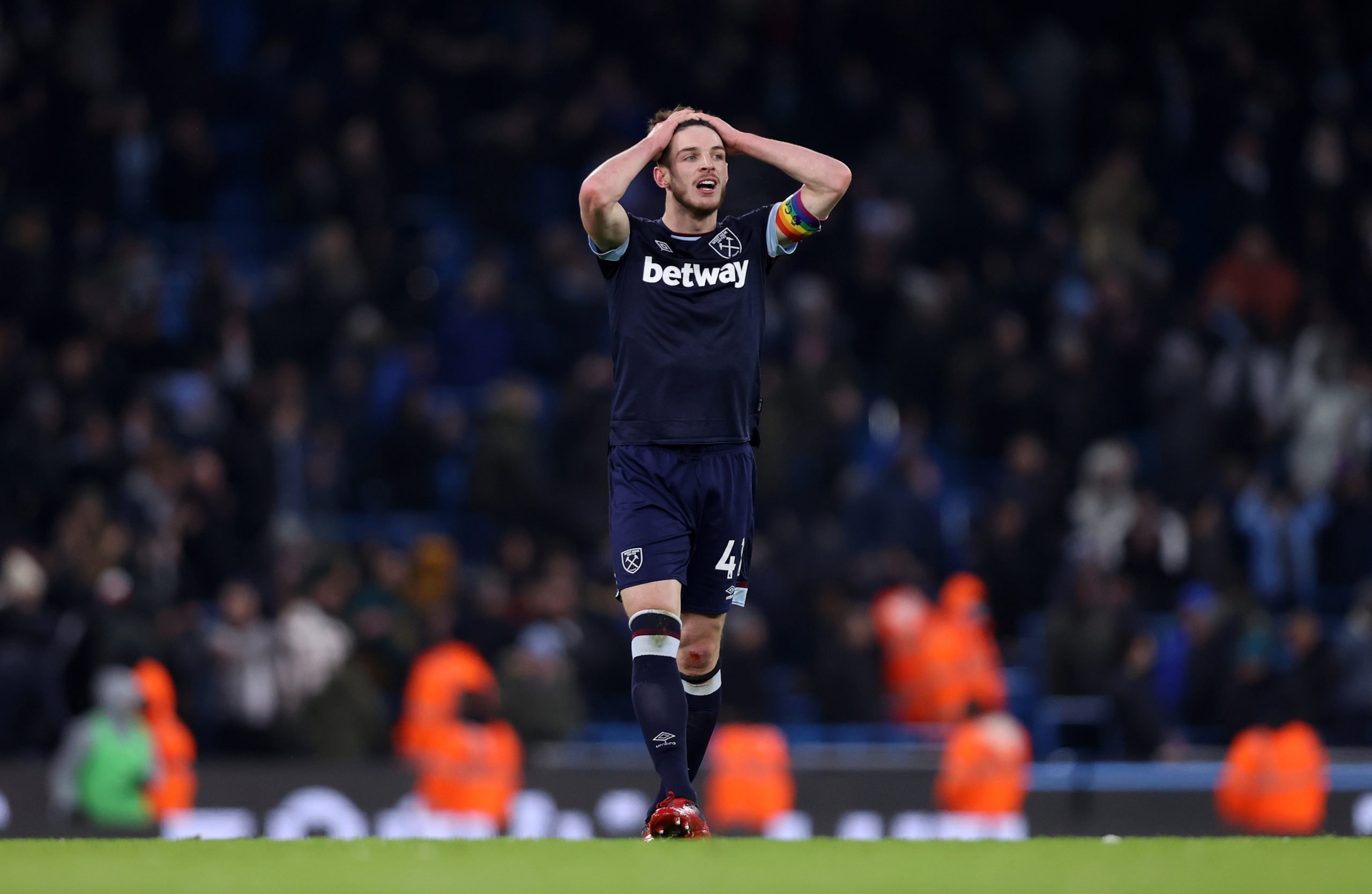 MANCHESTER, ENGLAND - NOVEMBER 28: Declan Rice of West Ham United reacts following defeat in the Premier League match between Manchester City and West Ham United at Etihad Stadium on November 28, 2021 in Manchester, England. (Photo by Naomi Baker/Getty Images)The 4th Official uses images provided by the following image agency: Getty Images (https://www.gettyimages.de/) Imago Images (https://www.imago-images.de/)
