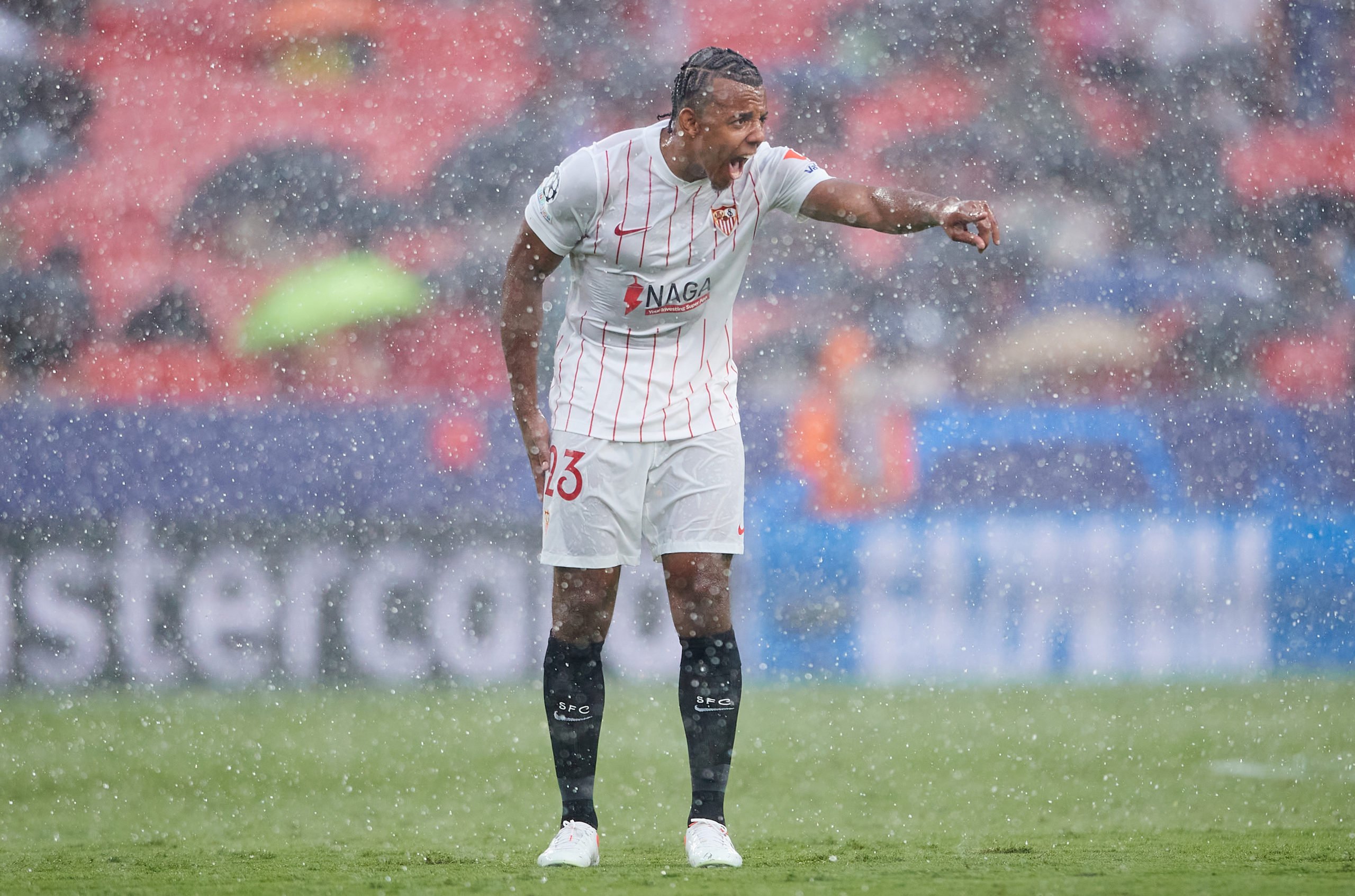 SEVILLE, SPAIN - SEPTEMBER 14: Jules Kounde of Sevilla FC reacts during the UEFA Champions League group G match between Sevilla FC and RB Salzburg at Estadio Ramon Sanchez Pizjuan on September 14, 2021 in Seville, Spain. (Photo by Fran Santiago/Getty Images)The 4th Official uses images provided by the following image agency: Getty Images (https://www.gettyimages.de/) Imago Images (https://www.imago-images.de/)