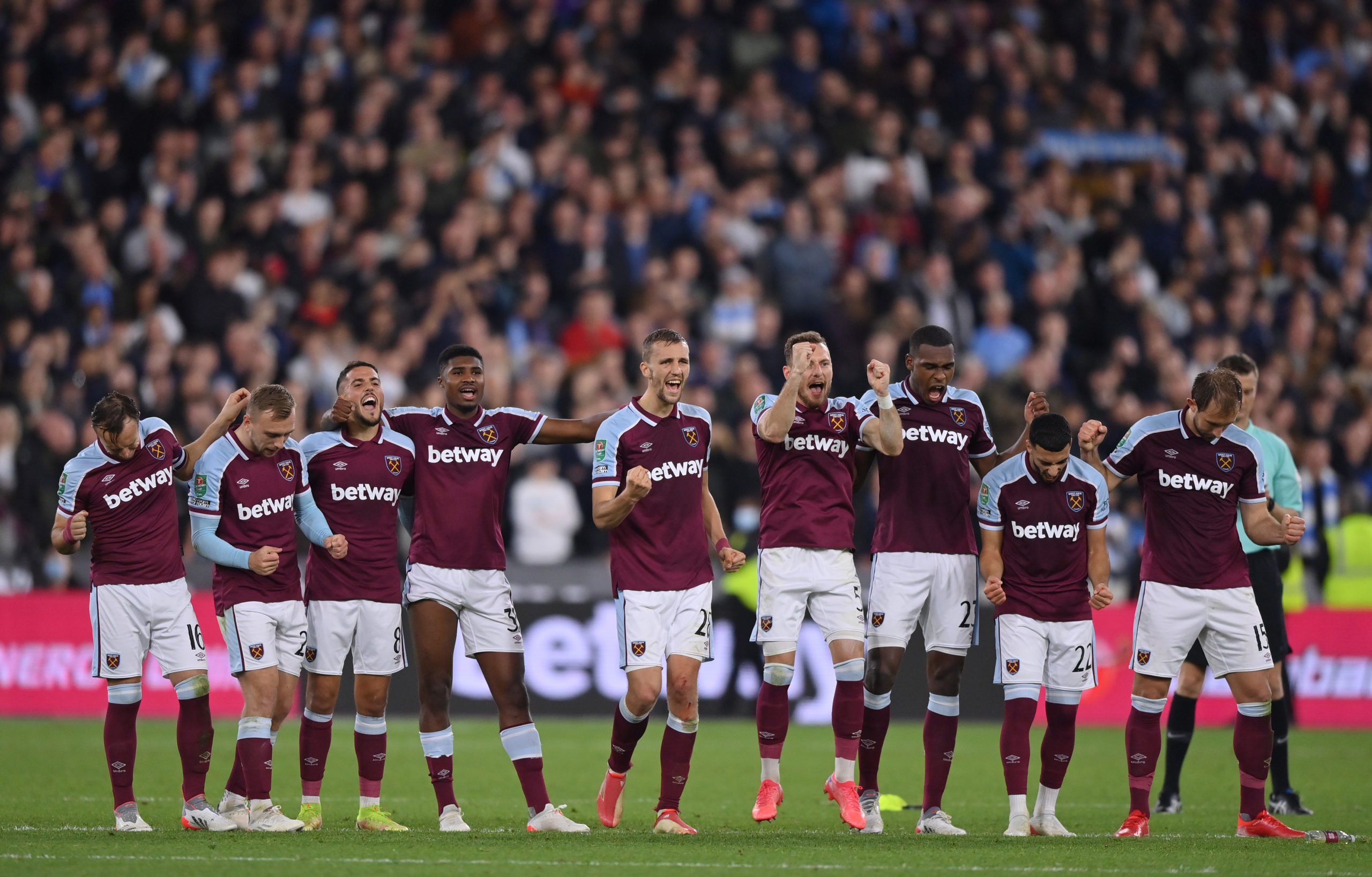 LONDON, ENGLAND - OCTOBER 27: West Ham United players react after a missed penalty from Manchester City during the penalty shootout in the Carabao Cup Round of 16 match between West Ham United and Manchester City at London Stadium on October 27, 2021 in London, England. (Photo by Justin Setterfield/Getty Images)The 4th Official uses images provided by the following image agency: Getty Images (https://www.gettyimages.de/) Imago Images (https://www.imago-images.de/)