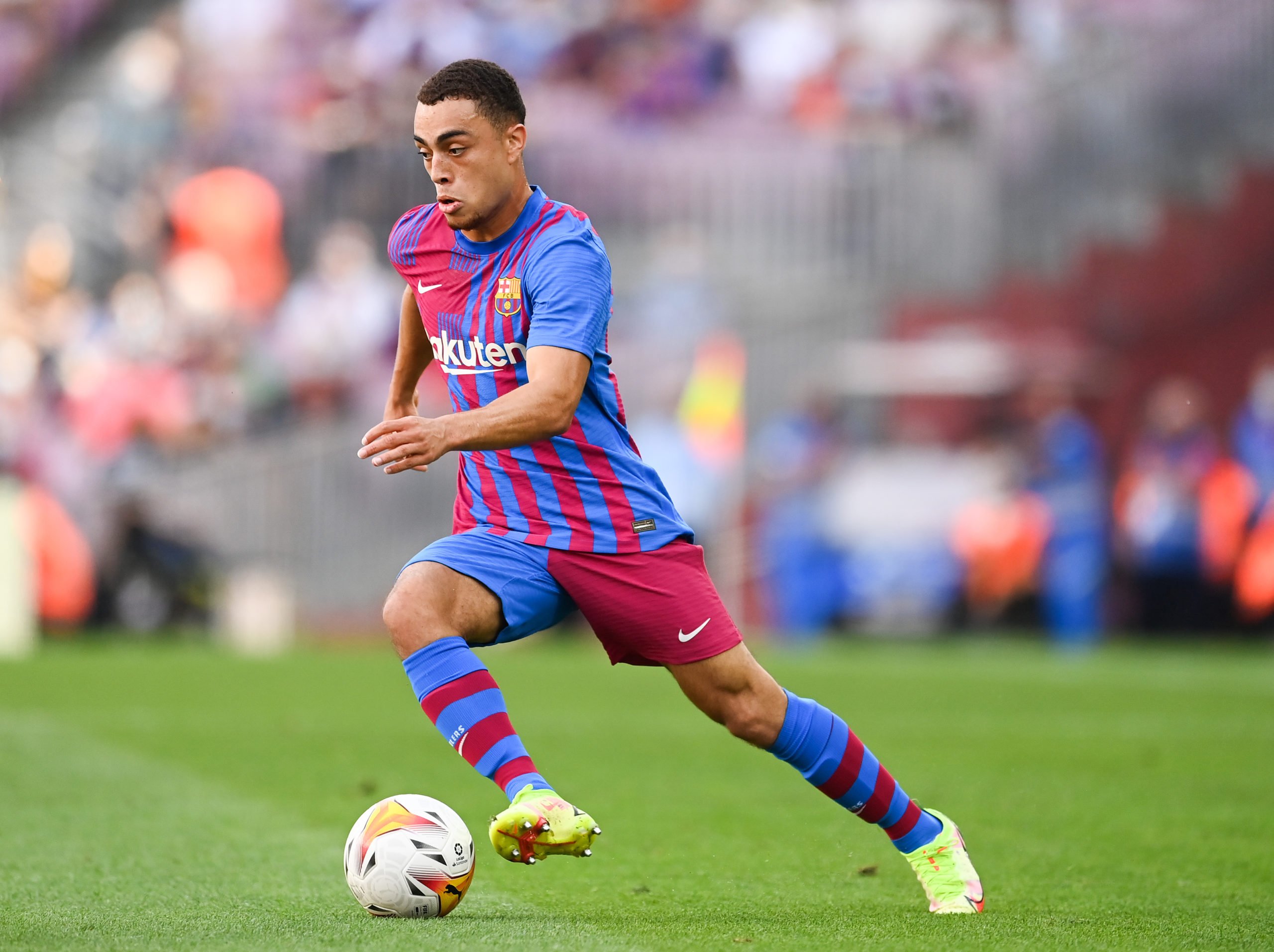 BARCELONA, SPAIN - SEPTEMBER 26: Sergiño Dest of FC Barcelona runs with the ball during the LaLiga Santander match between FC Barcelona and Levante UD at Camp Nou on September 26, 2021 in Barcelona, Spain. (Photo by David Ramos/Getty Images)The 4th Official uses images provided by the following image agency:
Getty Images (https://www.gettyimages.de/)
Imago Images (https://www.imago-images.de/)