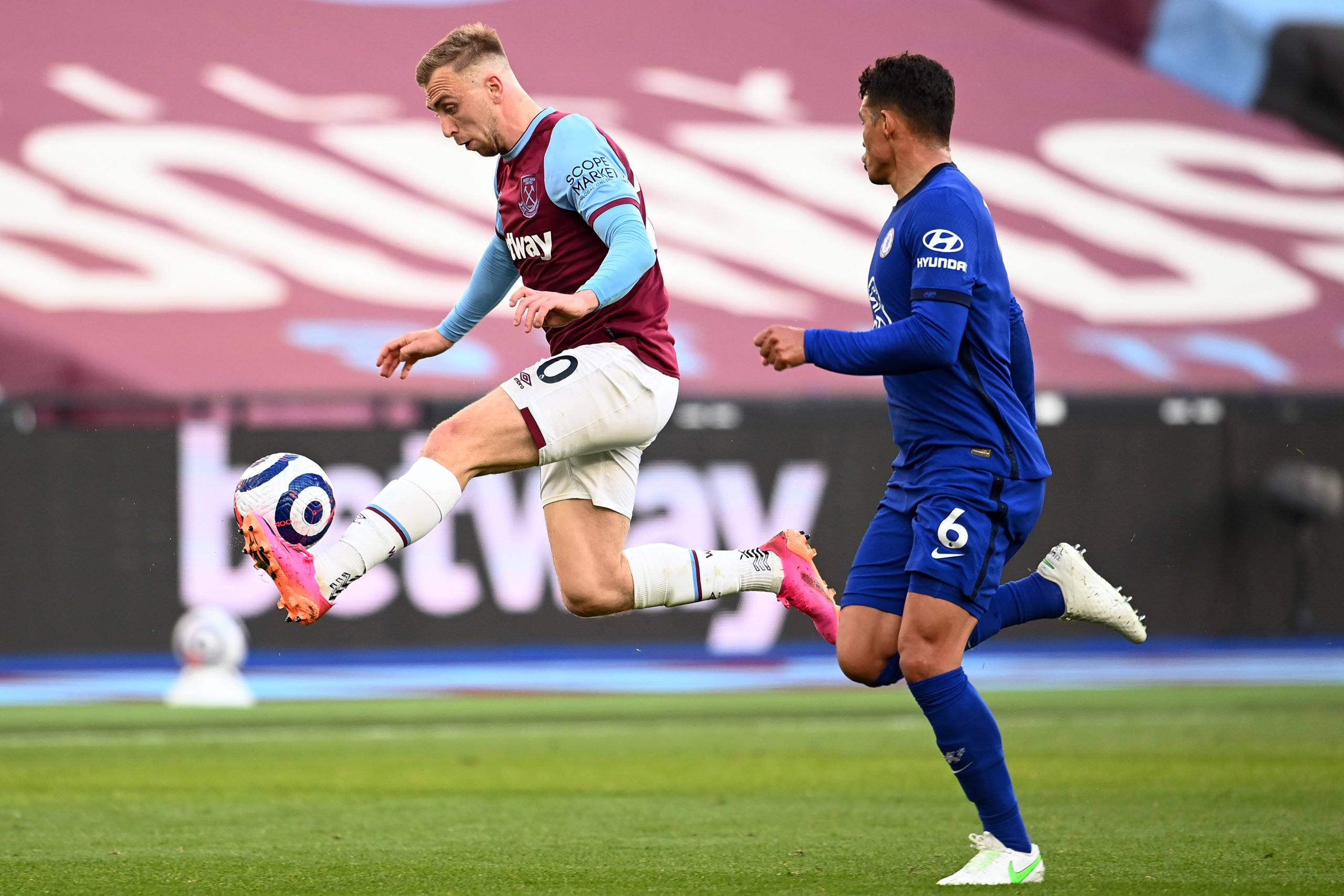 LONDON, ENGLAND - APRIL 24: Jarrod Bowen of West Ham United and Thiago Silva of Chelsea  battle for the ball  during the Premier League match between West Ham United and Chelsea at London Stadium on April 24, 2021 in London, England. Sporting stadiums around the UK remain under strict restrictions due to the Coronavirus Pandemic as Government social distancing laws prohibit fans inside venues resulting in games being played behind closed doors. (Photo by Andy Rain - Pool/Getty Images)The 4th Official uses images provided by the following image agency: Getty Images (https://www.gettyimages.de/) Imago Images (https://www.imago-images.de/)