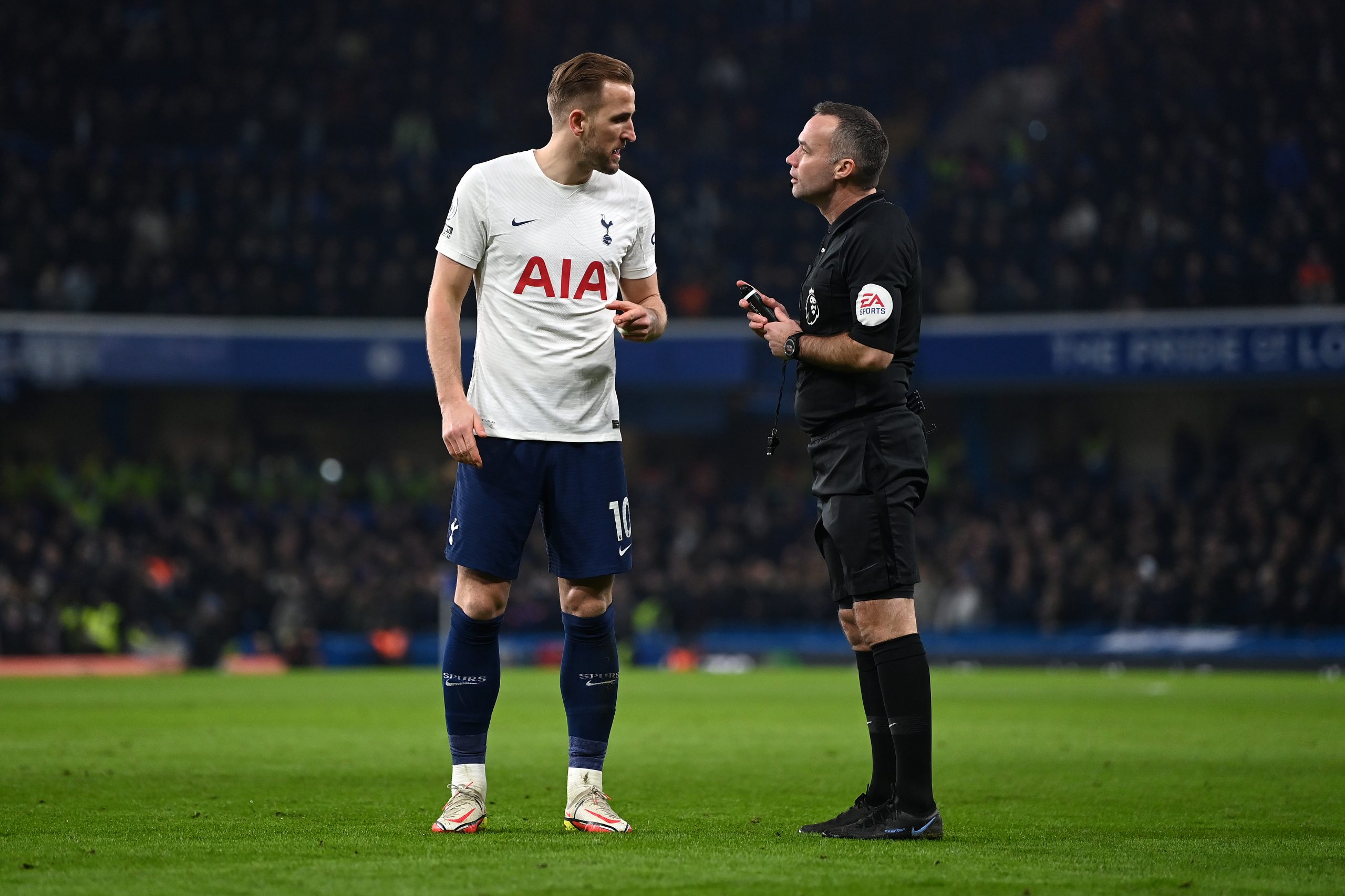 LONDON, ENGLAND - JANUARY 23: Harry Kane of Tottenham Hotspur speaks with referee, Paul Tierney during the Premier League match between Chelsea and Tottenham Hotspur at Stamford Bridge on January 23, 2022 in London, England. (Photo by Shaun Botterill/Getty Images)The 4th Official uses images provided by the following image agency: Getty Images (https://www.gettyimages.de/) Imago Images (https://www.imago-images.de/)