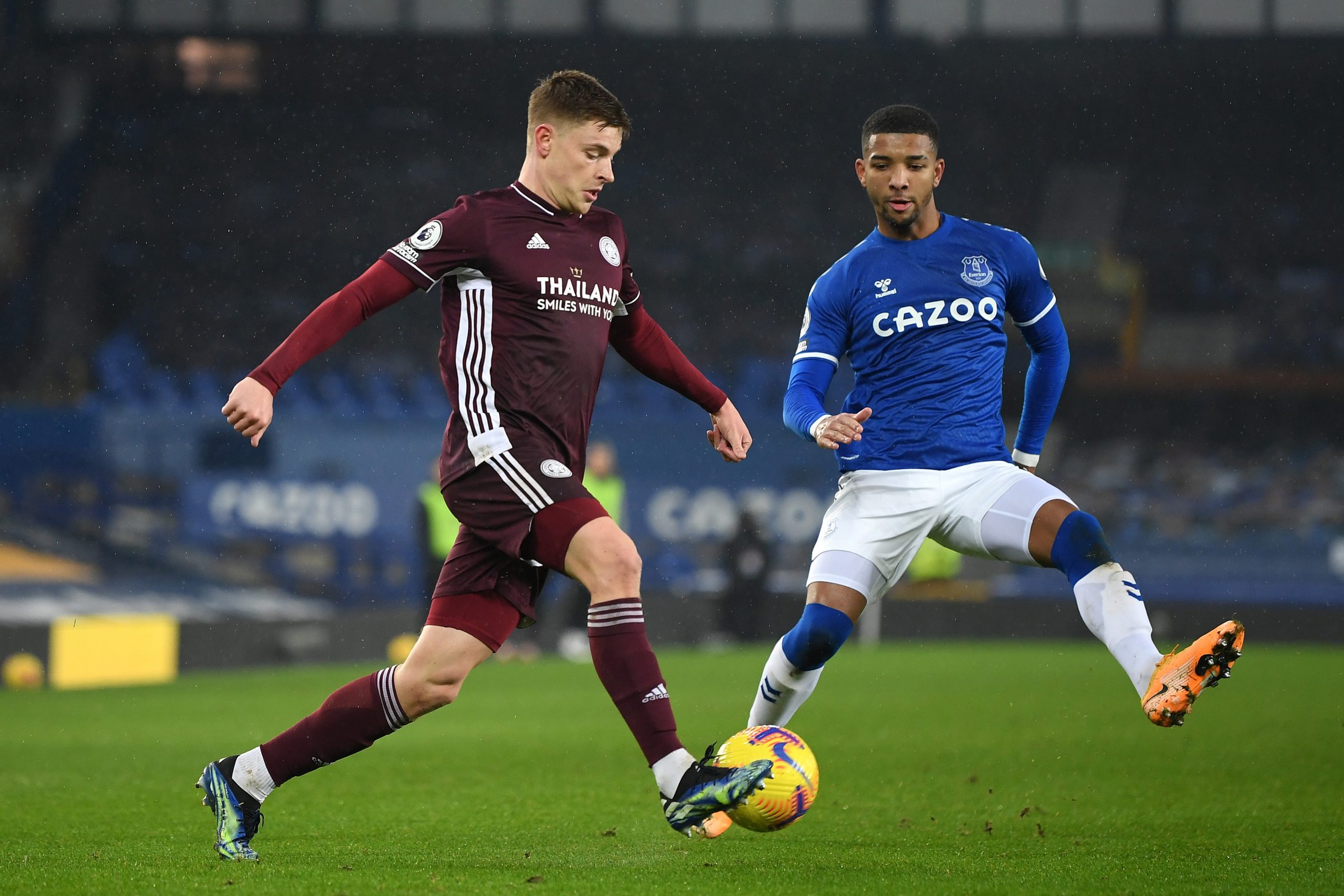 LIVERPOOL, ENGLAND - JANUARY 27: Harvey Barnes goes past Mason Holgate of Everton  during the Premier League match between Everton and Leicester City at Goodison Park on January 27, 2021 in Liverpool, England. Sporting stadiums around the UK remain under strict restrictions due to the Coronavirus Pandemic as Government social distancing laws prohibit fans inside venues resulting in games being played behind closed doors. (Photo by Michael Regan/Getty Images)The 4th Official uses images provided by the following image agency: Getty Images (https://www.gettyimages.de/) and Imago Images (https://www.imago-images.de/).