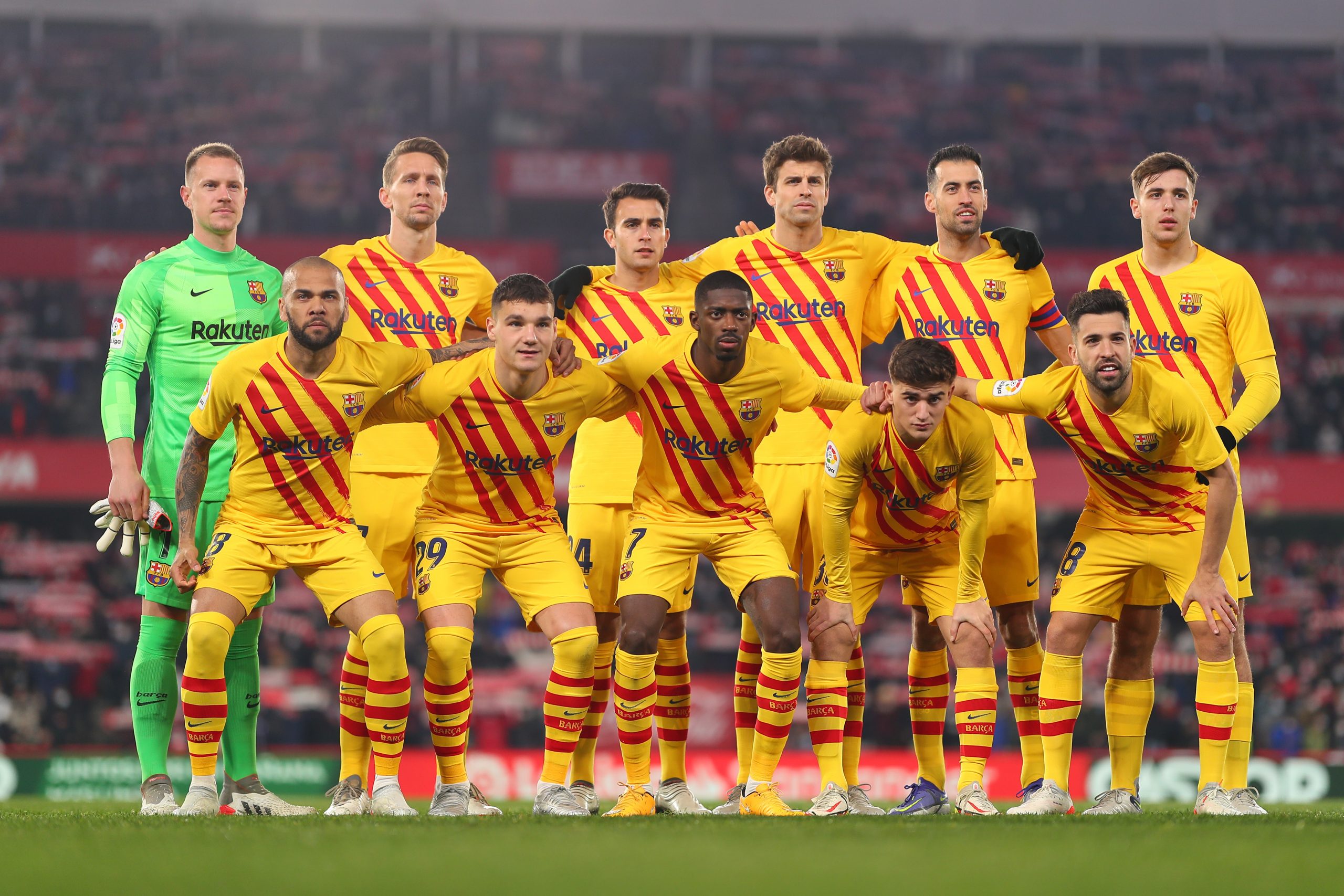 GRANADA, SPAIN - JANUARY 08: FC Barcelona players line up for a photo prior to the La Liga Santader match between Granada CF and FC Barcelona at the Nuevo Estadio de Los Cármenes in Granada, Spain (Photo by Fran Santiago/Getty Images)The 4th Official uses images provided by the following image agency: Getty Images (https://www.gettyimages.de/) Imago Images (https://www.imago-images.de/)