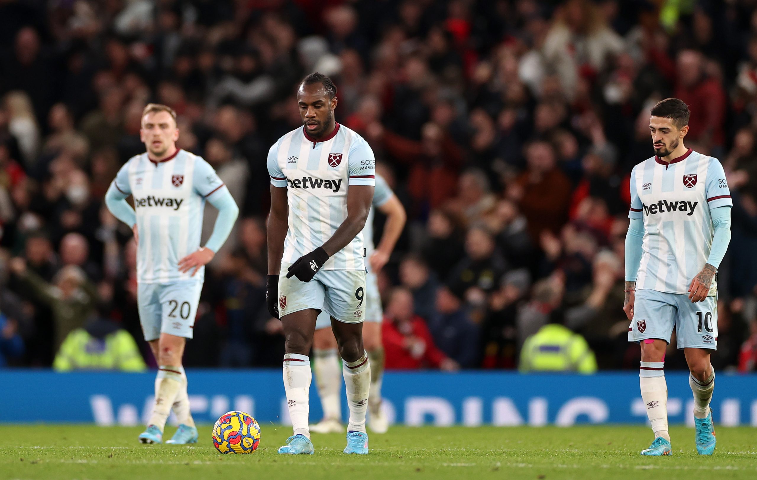 MANCHESTER, ENGLAND - JANUARY 22: Michail Antonio of West Ham United looks dejected following Manchester United's first goal during the Premier League match between Manchester United and West Ham United at Old Trafford on January 22, 2022 in Manchester, England. (Photo by Naomi Baker/Getty Images)The 4th Official uses images provided by the following image agency: Getty Images (https://www.gettyimages.de/) Imago Images (https://www.imago-images.de/)