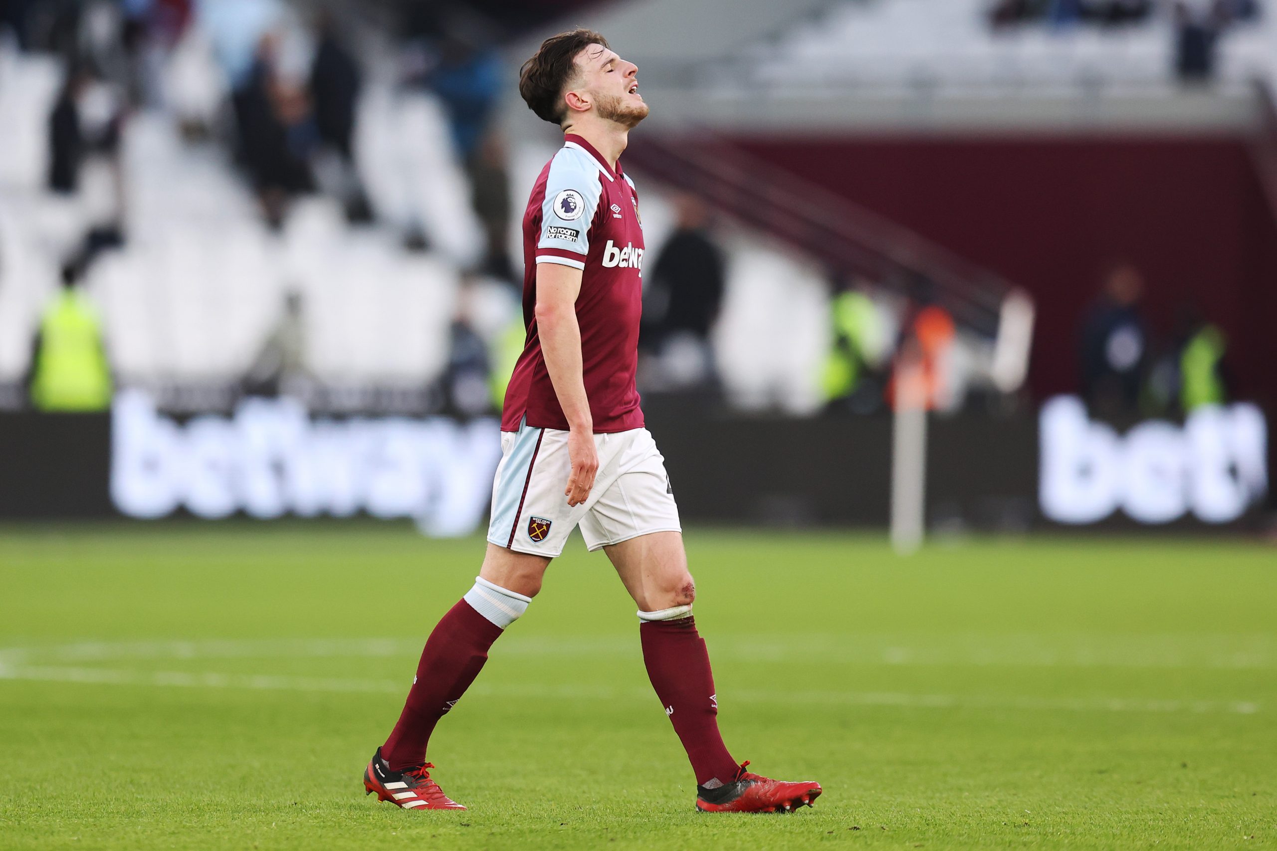 LONDON, ENGLAND - JANUARY 16: Declan Rice of West Ham United looks dejected following their side's defeat in the Premier League match between West Ham United and Leeds United at London Stadium on January 16, 2022 in London, England. (Photo by Alex Pantling/Getty Images)The 4th Official uses images provided by the following image agency:
Getty Images (https://www.gettyimages.de/)
Imago Images (https://www.imago-images.de/)