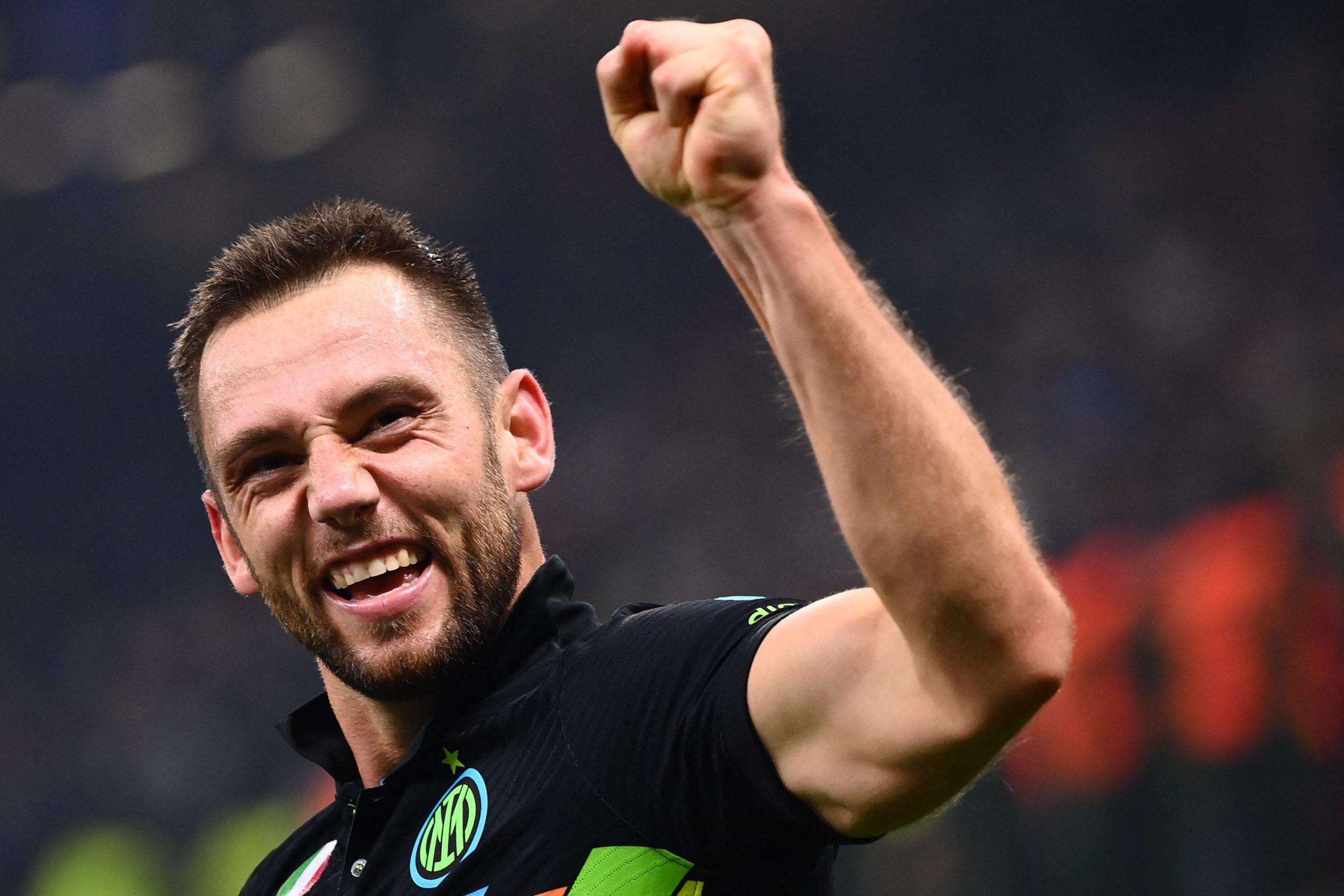 Inter Milan's Dutch defender Stefan de Vrij celebrates after scoring the 3-1 goal during the UEFA Champions League Group D football match between Inter Milan and FC Sheriff Tiraspol on October 19, 2021 at the Giuseppe-Meazza (San Siro) stadium in Milan. (Photo by Marco BERTORELLO / AFP) (Photo by MARCO BERTORELLO/AFP via Getty Images)The 4th Official uses images provided by the following image agency: Getty Images (https://www.gettyimages.de/) Imago Images (https://www.imago-images.de/)