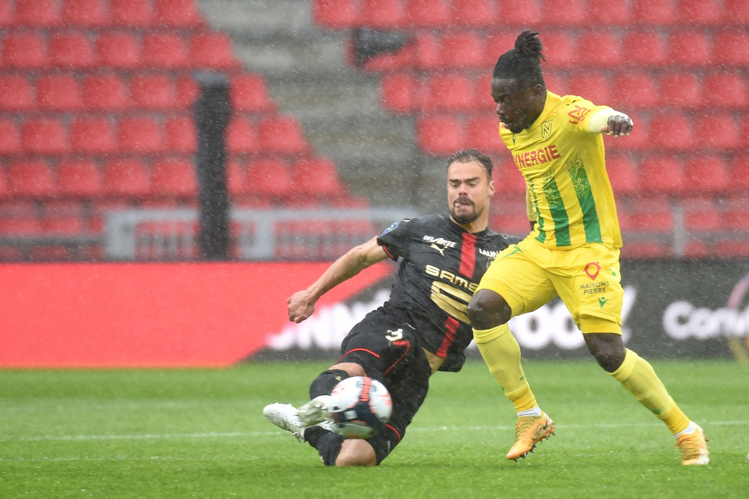 Rennes' French defender Damien Da Silva (L) fights for the ball with Nantes' Nigerian forward Moses Simon during the French L1 football match between Stade Rennais (Rennes) and FC Nantes at The Roazhon Park Stadium in Rennes, north-western France on April 11, 2021. (Photo by JEAN-FRANCOIS MONIER / AFP) (Photo by JEAN-FRANCOIS MONIER/AFP via Getty Images)The 4th Official uses images provided by the following image agency: Getty Images (https://www.gettyimages.de/) Imago Images (https://www.imago-images.de/)
