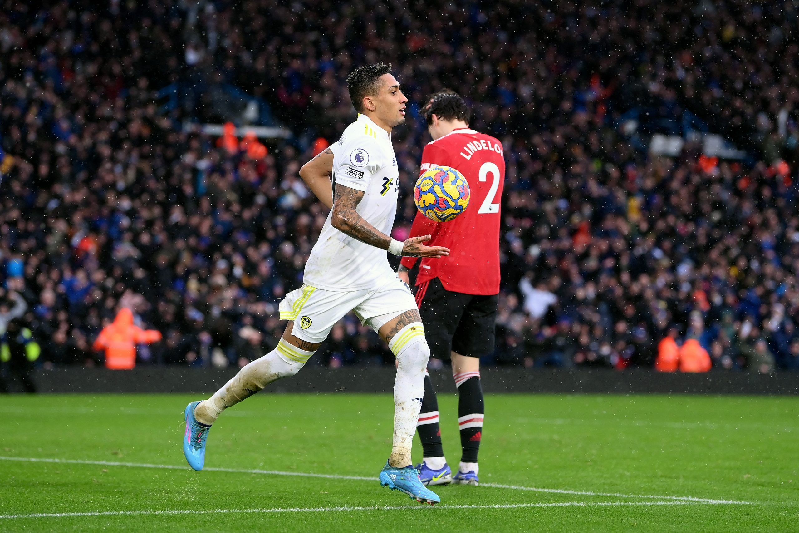 LEEDS, ENGLAND - FEBRUARY 20: Raphinha of Leeds United celebrates after scoring their side's second goal during the Premier League match between Leeds United and Manchester United at Elland Road on February 20, 2022 in Leeds, England. (Photo by Laurence Griffiths/Getty Images)The 4th Official uses images provided by the following image agency: Getty Images (https://www.gettyimages.de/) Imago Images (https://www.imago-images.de/)