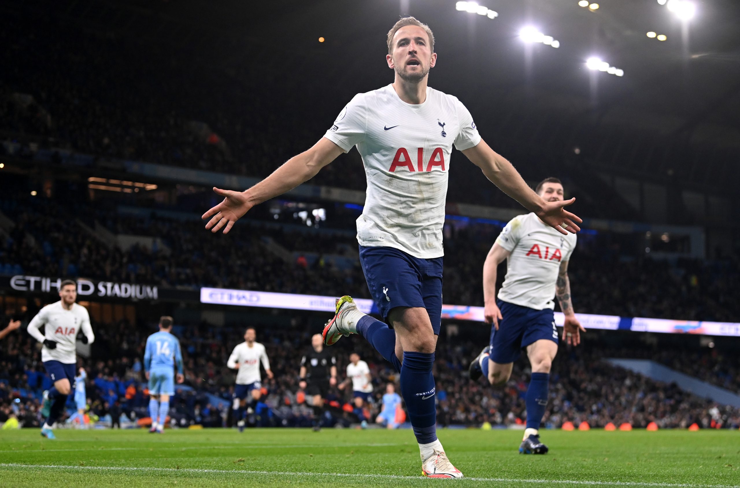 MANCHESTER, ENGLAND - FEBRUARY 19: Harry Kane of Tottenham Hotspur celebrates after scoring their side's third goal during the Premier League match between Manchester City and Tottenham Hotspur at Etihad Stadium on February 19, 2022 in Manchester, England. (Photo by Stu Forster/Getty Images)The 4th Official uses images provided by the following image agency: Getty Images (https://www.gettyimages.de/) Imago Images (https://www.imago-images.de/)