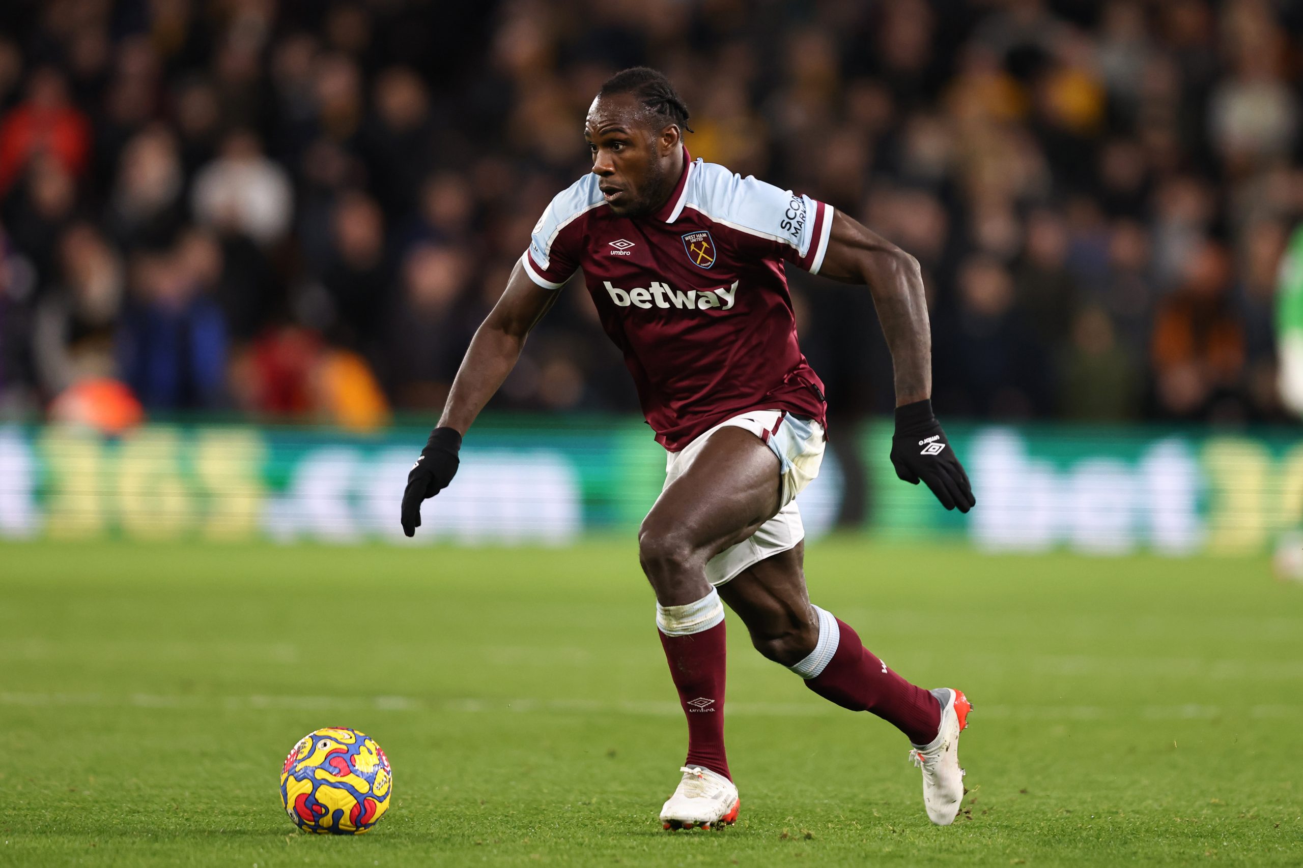 WOLVERHAMPTON, ENGLAND - NOVEMBER 20:  Michail Antonio of West Ham United during the Premier League match between Wolverhampton Wanderers and West Ham United at Molineux on November 20, 2021 in Wolverhampton, England. (Photo by Marc Atkins/Getty Images)The 4th Official uses images provided by the following image agency: Getty Images (https://www.gettyimages.de/) Imago Images (https://www.imago-images.de/)