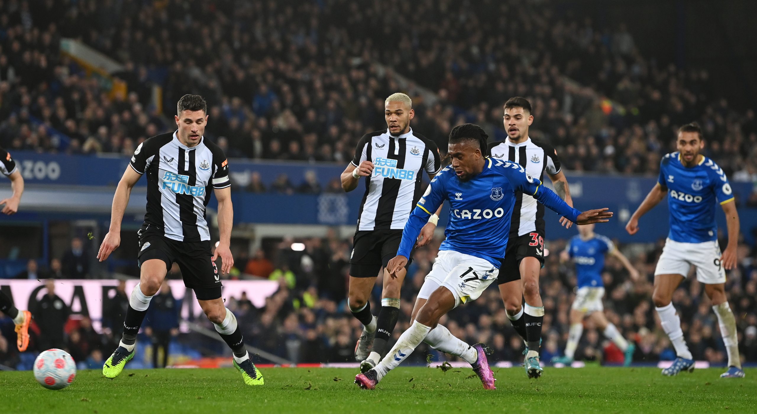 Everton winger Alex Iwobi scores the winner against Newcastle United