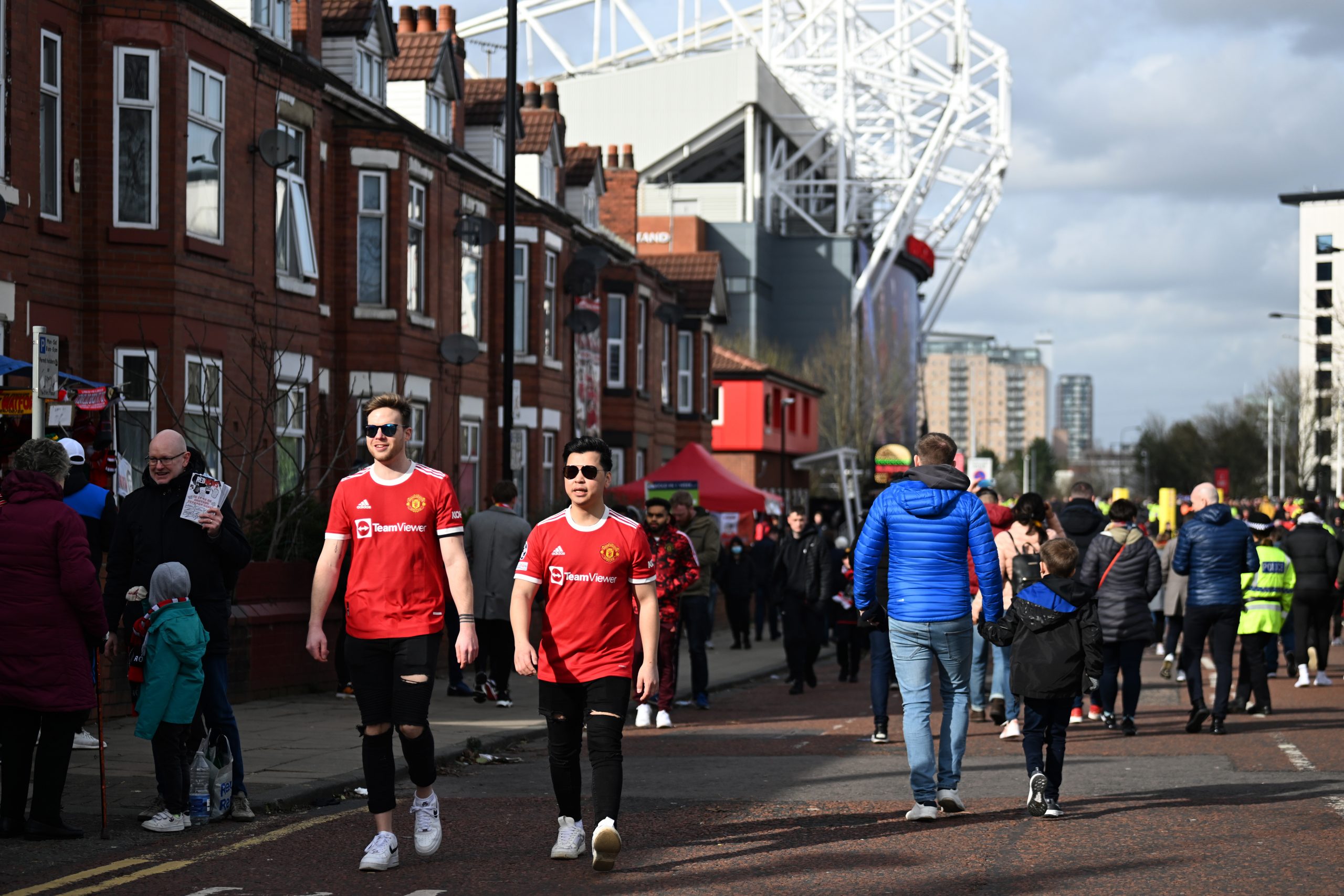 MANCHESTER, ENGLAND - FEBRUARY 26: Manchester United fans gather outside Old Trafford before the Premier League match between Manchester United and Watford at Old Trafford on February 26, 2022 in Manchester, England. (Photo by Nathan Stirk/Getty Images)The 4th Official uses images provided by the following image agency: Getty Images (https://www.gettyimages.de/) and Imago Images (https://www.imago-images.de/)
