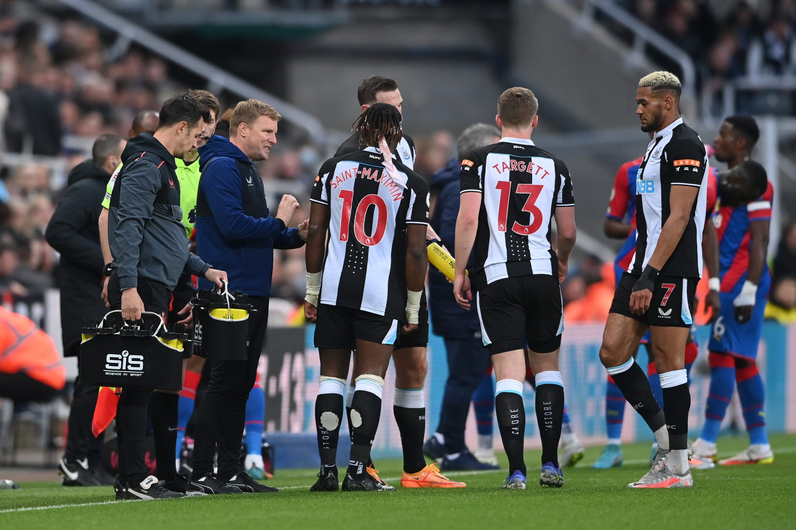 Newcastle United players with Eddie Howe during Injury time
