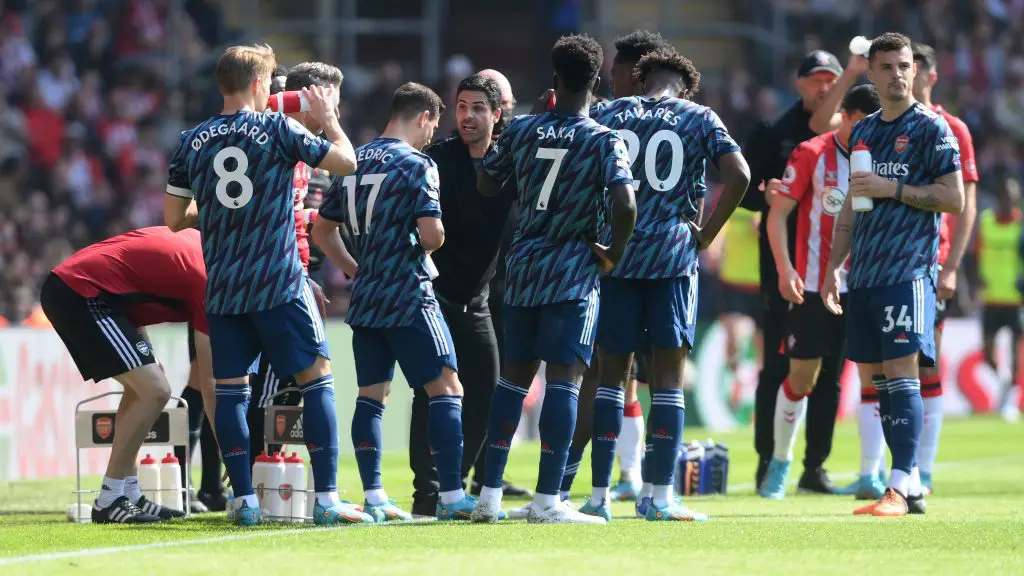 Arsenal Vs Southampton, players gathered after an Injury Break