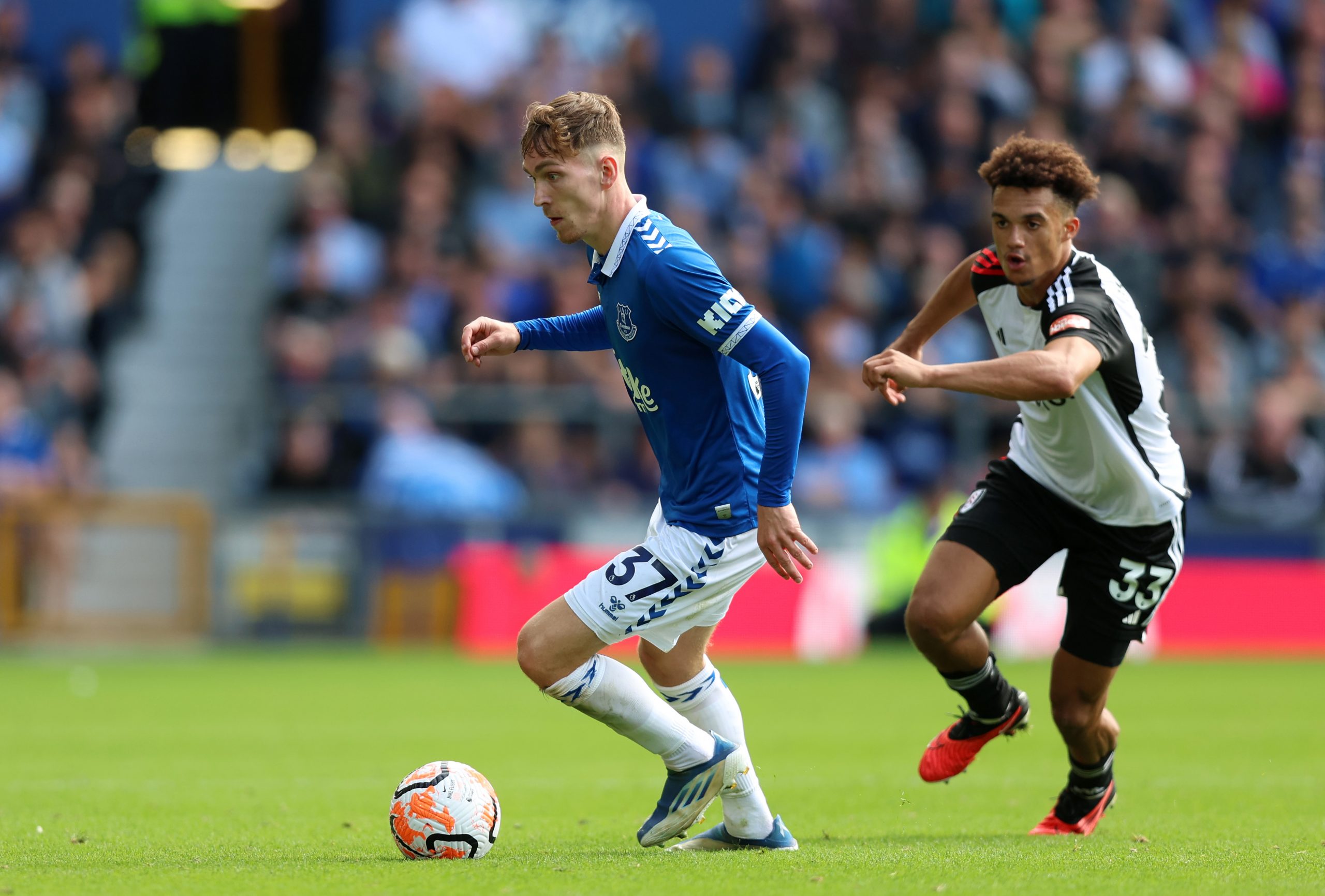 LIVERPOOL, ENGLAND - AUGUST 12: James Garner of Everton controls the ball against Antonee Robinson of Fulham during the Premier League match between Everton FC and Fulham FC at Goodison Park on August 12, 2023 in Liverpool, England. (Photo by Nathan Stirk/Getty Images)
