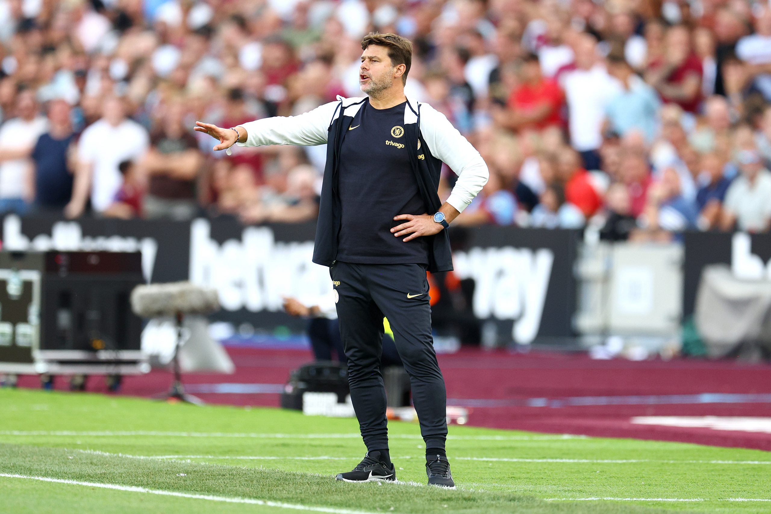 LONDON, ENGLAND - AUGUST 20: Mauricio Pochettino, Manager of Chelsea, gives the team instructions during the Premier League match between West Ham United and Chelsea FC at London Stadium on August 20, 2023 in London, England. (Photo by Clive Rose/Getty Images)