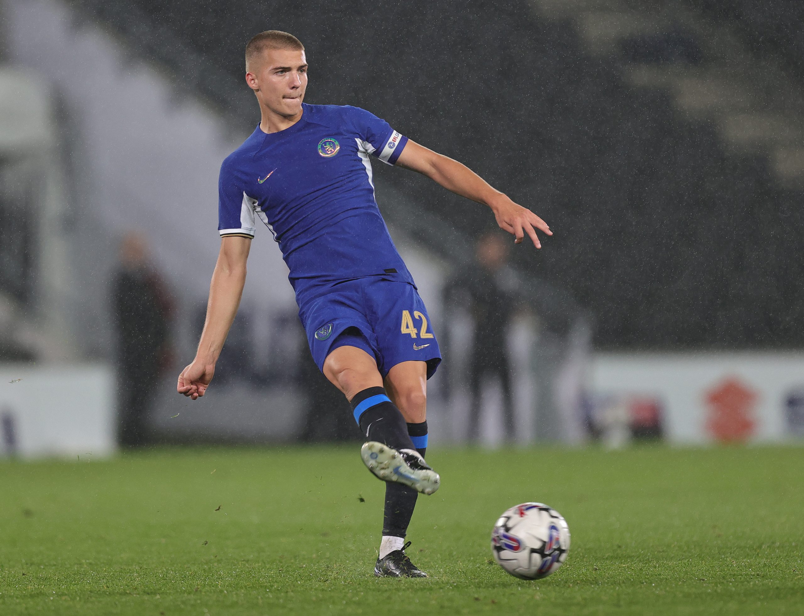 MILTON KEYNES, ENGLAND - AUGUST 29: Alfie Gilchrist of Chelsea U21 in action during the EFL Trophy match between Milton Keynes Dons and Chelsea U21 at Stadium mk on August 29, 2023 in Milton Keynes, England. (Photo by Pete Norton/Getty Images)