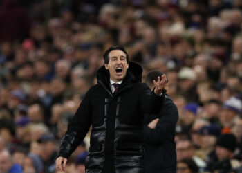 BIRMINGHAM, ENGLAND - DECEMBER 30: Unai Emery, Aston Villa manager gives instructions during the Premier League match between Aston Villa and Burnley FC at Villa Park on December 30, 2023 in Birmingham, England. (Photo by Richard Heathcote/Getty Images)