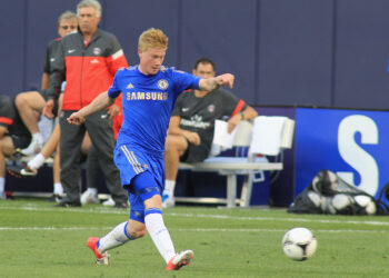 NEW YORK, NY - JULY 22: Kevin De Bruyne #14 of Chelsea FC plays the ball against Paris Saint Germain during the match at Yankee Stadium on July 22, 2012 in New York City. (Photo by Andy Marlin/Getty Images)