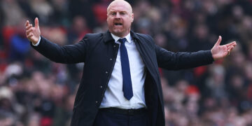 MANCHESTER, ENGLAND - MARCH 09: Sean Dyche, Manager of Everton, reacts during the Premier League match between Manchester United and Everton FC at Old Trafford on March 09, 2024 in Manchester, England. (Photo by Alex Livesey/Getty Images)