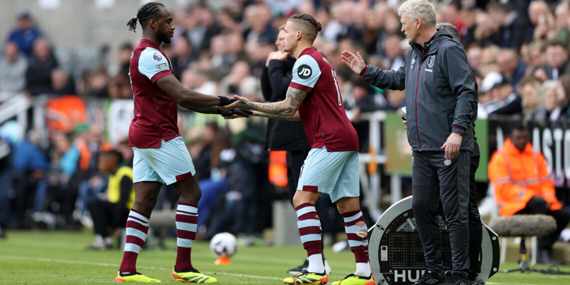 NEWCASTLE UPON TYNE, ENGLAND - MARCH 30: Kalvin Phillips of West Ham United replaces Michail Antonio as David Moyes, Manager of West Ham United, looks on during the Premier League match between Newcastle United and West Ham United at St. James Park on March 30, 2024 in Newcastle upon Tyne, England. (Photo by George Wood/Getty Images) (Photo by George Wood/Getty Images)