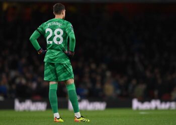 Chelsea's Serbian goalkeeper #28 Djordje Petrovic reacts during the English Premier League football match between Arsenal and Chelsea at the Emirates Stadium in London on April 23, 2024. (Photo by Glyn KIRK / AFP)