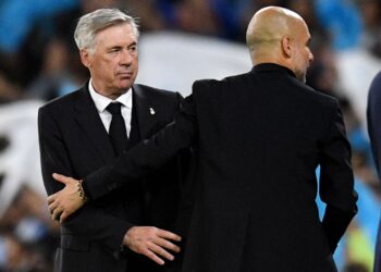 Real Madrid coach Carlo Ancelotti (L) congratulates Manchester City's Spanish manager Pep Guardiola
