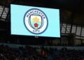Manchester City unveil their new badge design before the English Premier League football match between Manchester City and Sunderland at The Etihad stadium in Manchester, north west England on December 26, 2015. Manchester City won the game 4-1. AFP PHOTO / OLI SCARFF

RESTRICTED TO EDITORIAL USE. No use with unauthorized audio, video, data, fixture lists, club/league logos or 'live' services. Online in-match use limited to 75 images, no video emulation. No use in betting, games or single club/league/player publications. (Photo by Oli SCARFF / AFP) (Photo by OLI SCARFF/AFP via Getty Images)
