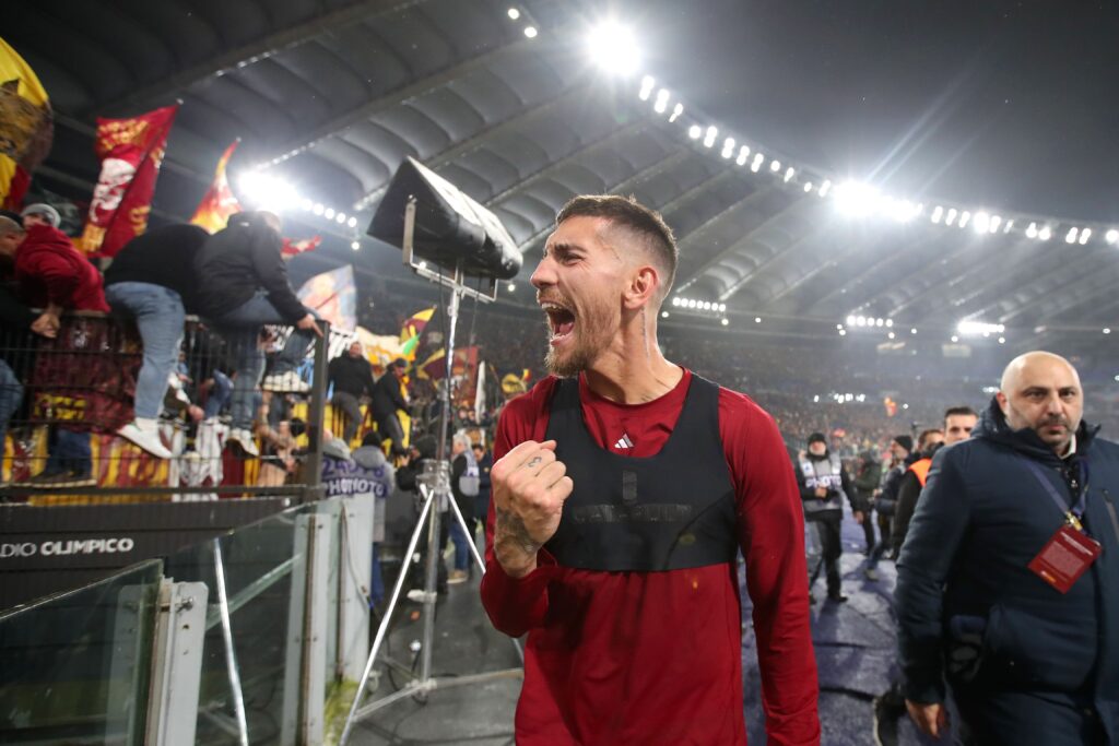 ROME, ITALY - JANUARY 05: Lorenzo Pellegrini of AS Roma celebrates after the team's victory in the Serie A match between AS Roma and SS Lazio at Stadio Olimpico on January 05, 2025 in Rome, Italy. (Photo by Paolo Bruno/Getty Images)