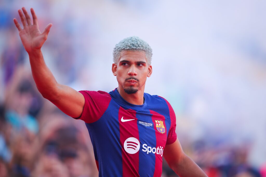 BARCELONA, SPAIN - AUGUST 08: Ronald Araujo of FC Barcelona waves the supporters prior to the Joan Gamper Trophy match between FC Barcelona and Tottenham Hotspur at Estadi Olimpic Lluis Companys on August 08, 2023 in Barcelona, Spain. (Photo by Eric Alonso/Getty Images)