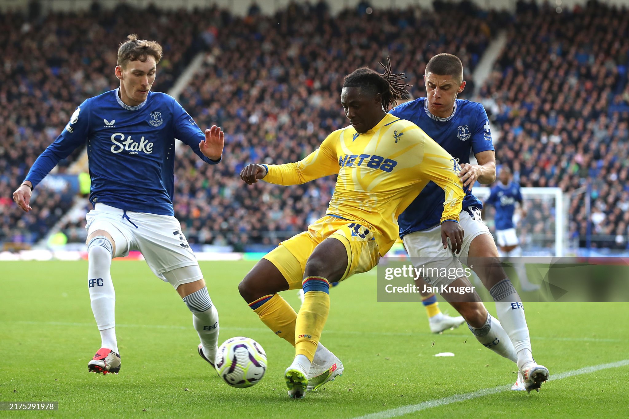 Everton duo Mykolenko and Garner in action against Crystal Palace