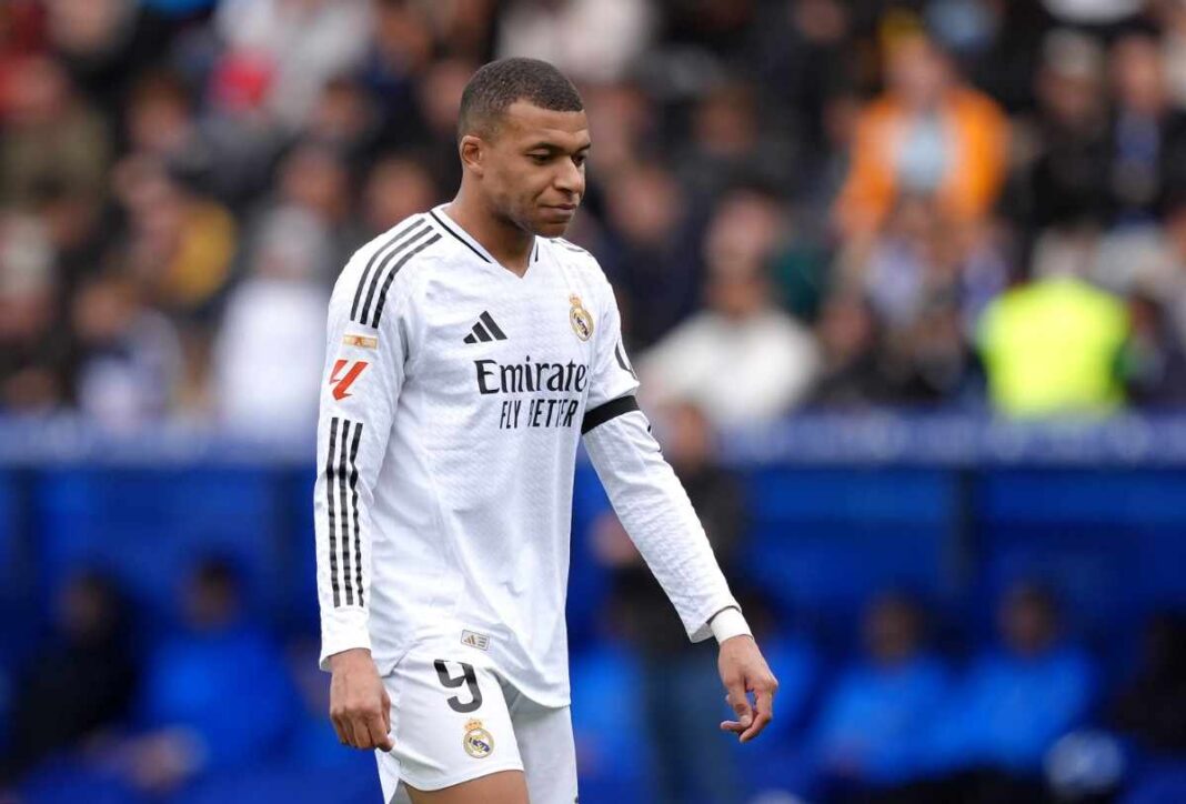 deportivo-alaves-v-real-madrid-cf-la-liga-ea-sports (1) VITORIA-GASTEIZ, SPAIN - APRIL 13: Kylian Mbappe of Real Madrid leaves the pitch after receiving a red card during the LaLiga match between Deportivo Alaves and Real Madrid CF at Estadio de Mendizorroza on April 13, 2025 in Vitoria-Gasteiz, Spain. (Photo by Juan Manuel Serrano Arce/Getty Images)