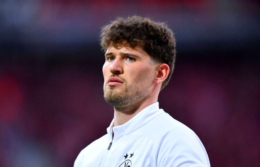losc-lille-v-borussia-dortmund-uefa-champions-league-2024-25-round-of-16-second-leg (1) Gregor Kobel linked to Chelsea