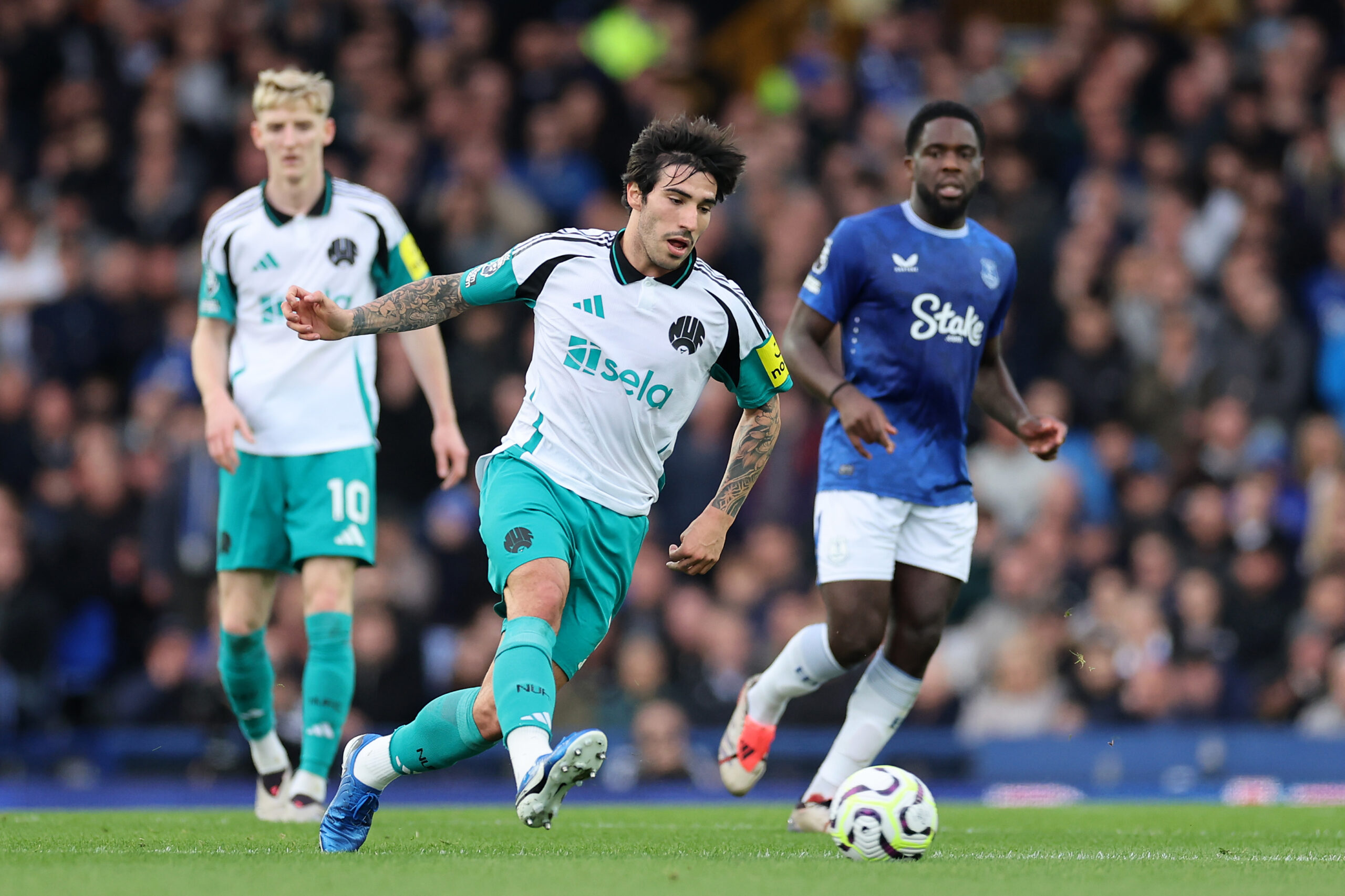 Newcastle United midfielder Tonali in action against Everton