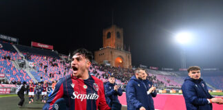 Bologna striker Santiago Castro in action on the pitch, a transfer target for Aston Villa and Chelsea.