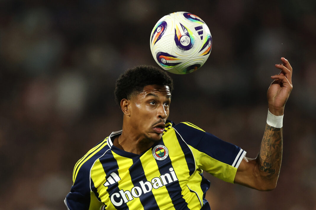 Jayden Oosterwolde playing for Fenerbahçe amid Newcastle United transfer interest.