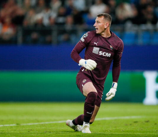 Leeds United Submit €10m Bid For Goalkeeper’s Signing: Is He The Tactical Upgrade That Farke Needs? Leeds United